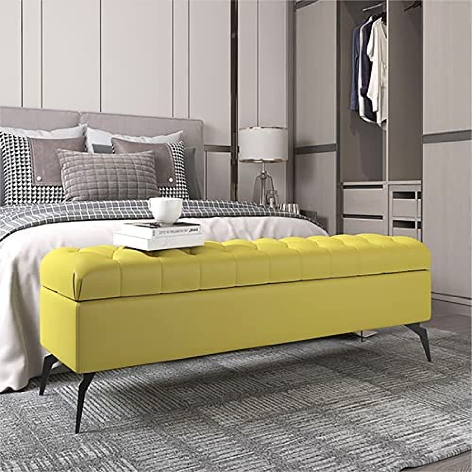 Banc de chambre marron clair pour optimiser une petite pièce