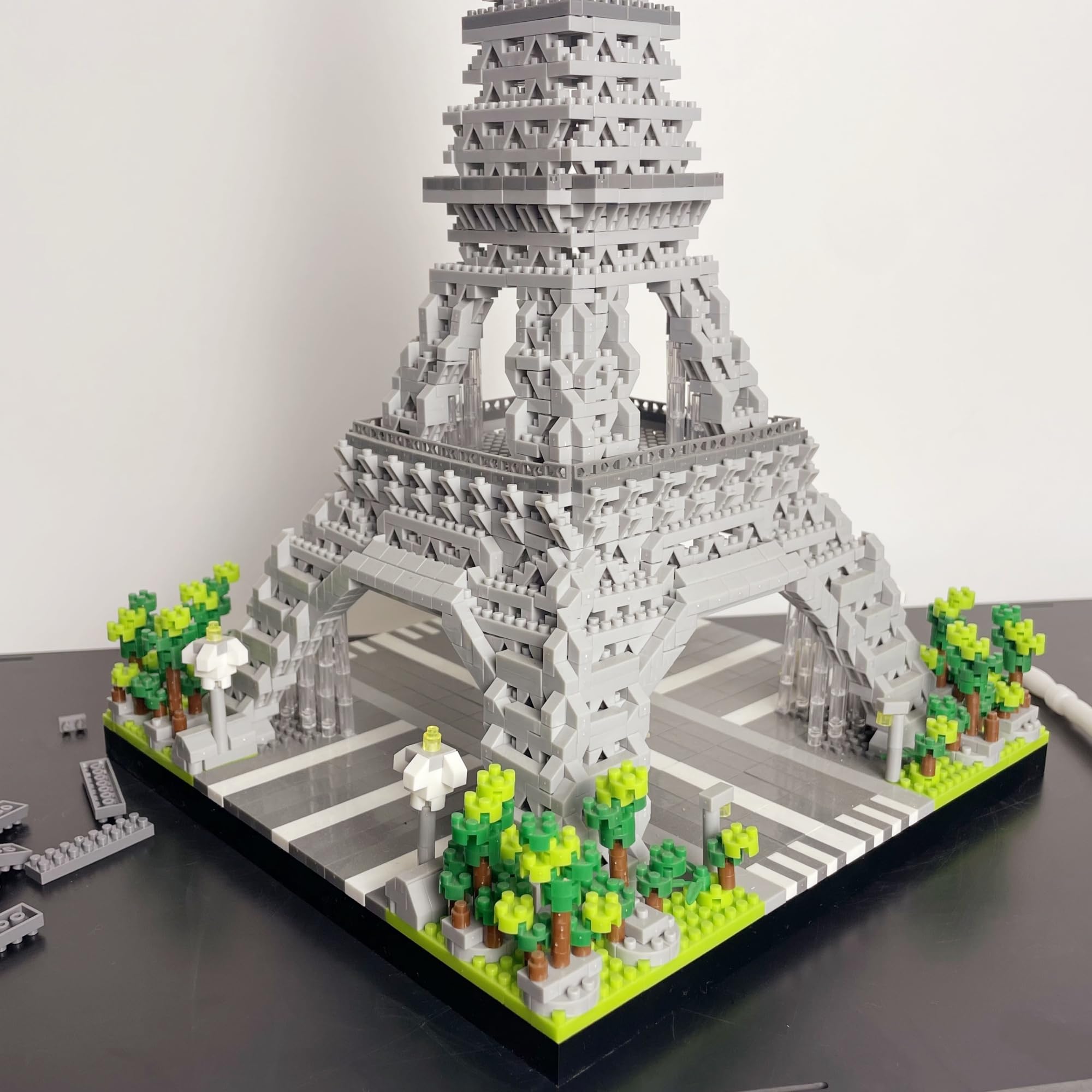 Costruisci lo splendore iconico francese con i micro mini mattoncini della Torre Eiffel di Parigi: divertenti giochi di artigianato per adulti