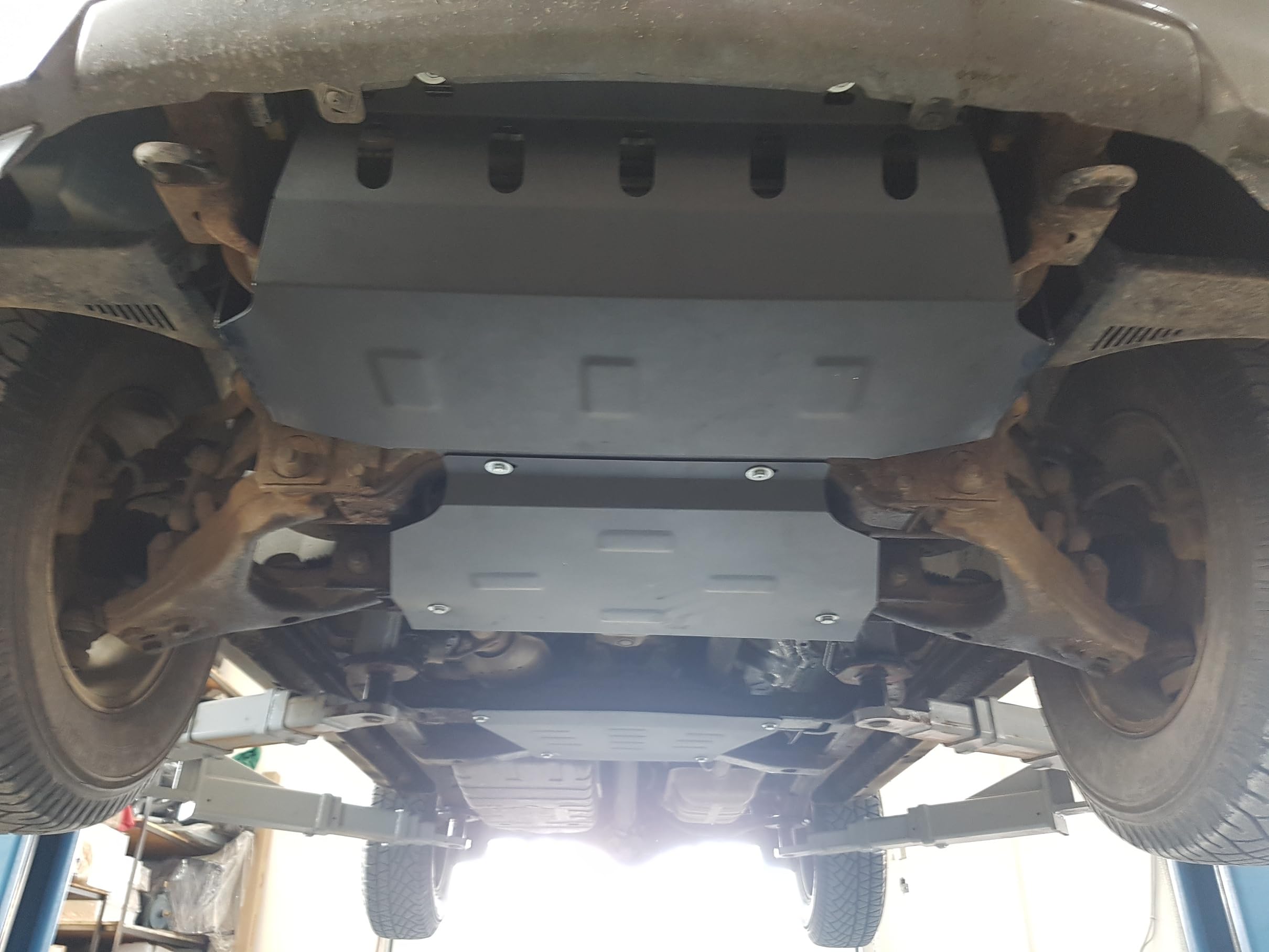 Protector metálico bajo el motor y enfriador de acero compatible con Kia Sorento (2002-2006)