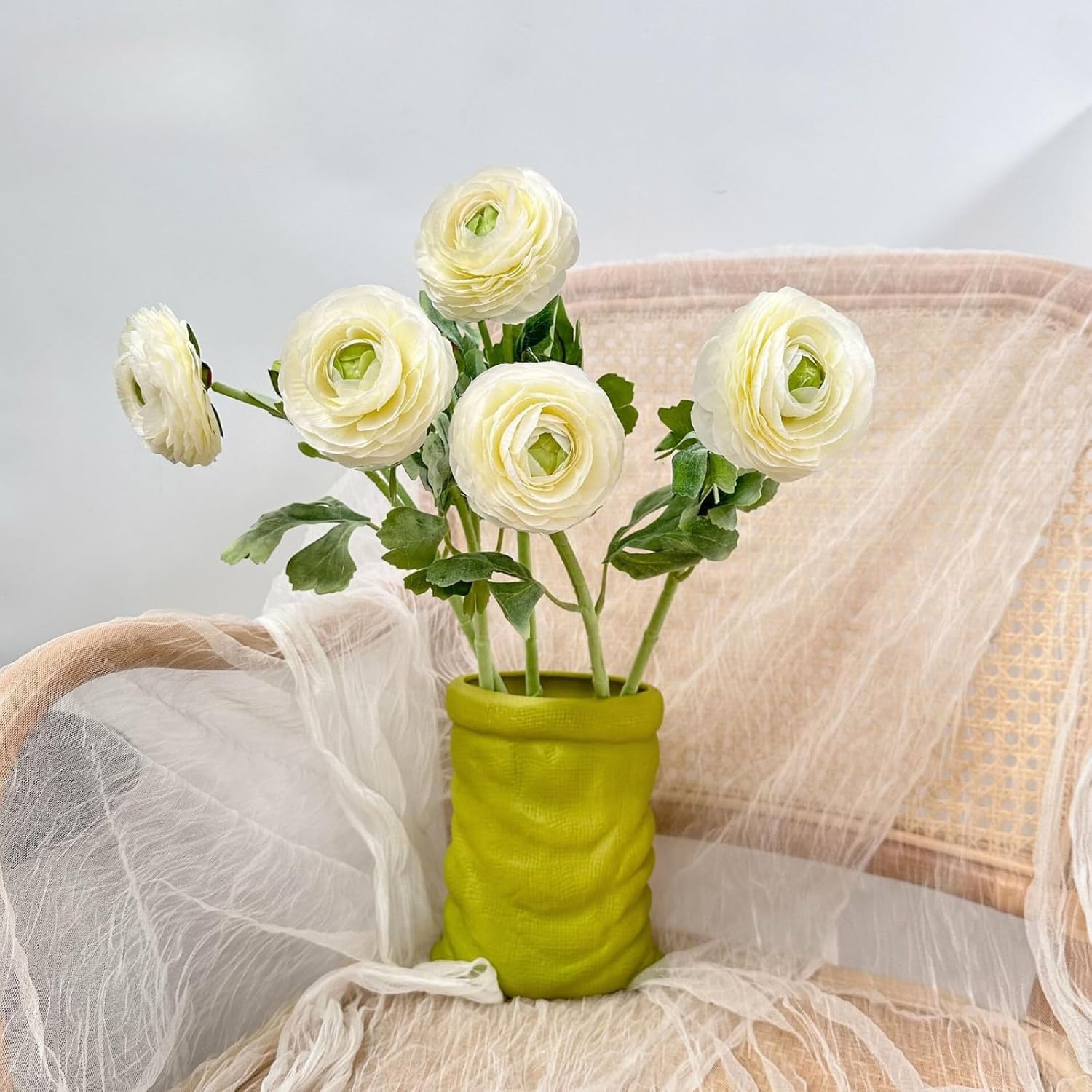 ASTRYAS 10Pcs White Ranunculus Artificial Flowers Silk Ranunculus Flowers with Stem for Wedding Home Party Decoration Coffee Office Table Centerpiece Arrangement(10, White)