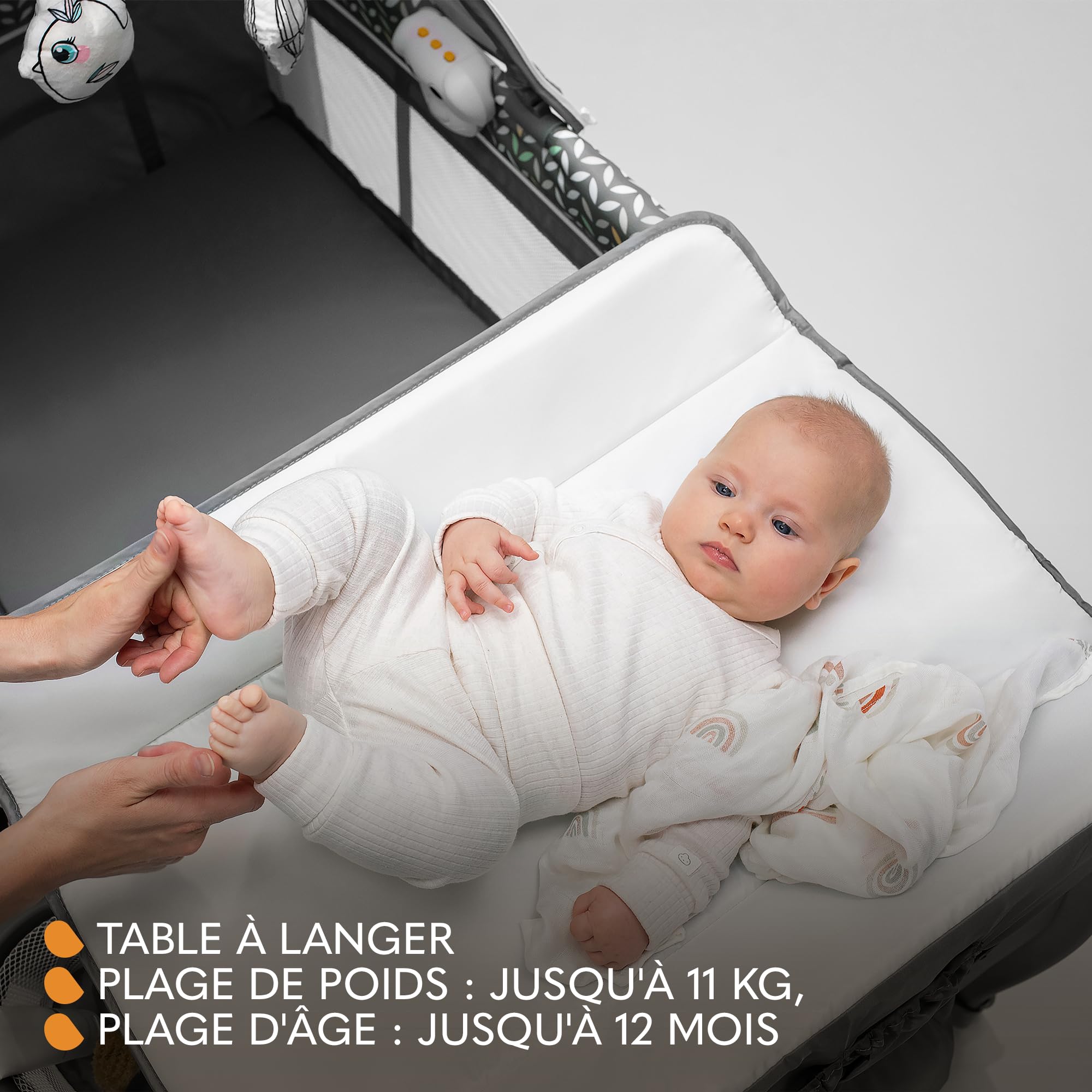 lionelo Sven Plus boîte 2 en 1 lit bébé, Table à Langer, Jouets, baldaquin Suspendu avec moustiquaire, entrée latérale supplémentaire Rouleaux, Mobiles