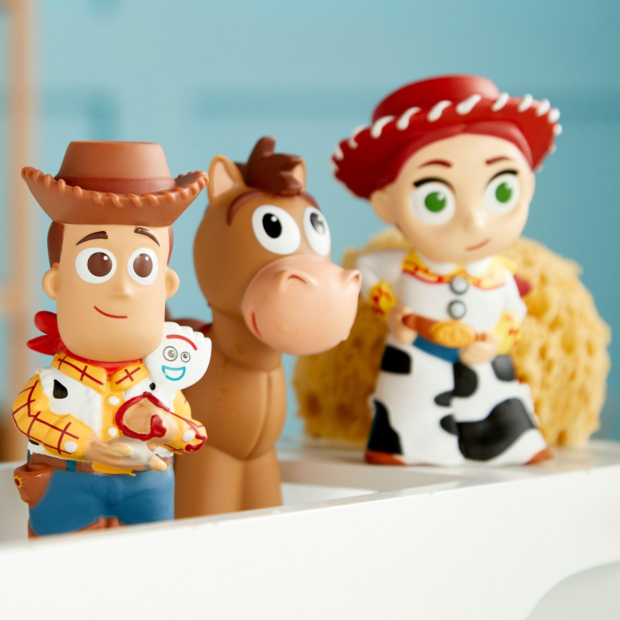 Disney Store Official Ensemble de Jouets pour Le Bain Toy Story, 5 pièces Comprenant Buzz l'éclair, Woody, Jessie, Pile-Poil et Rex, Seau à Couvercle tamisé, Bain ou Piscine, à partir de 6 Mois