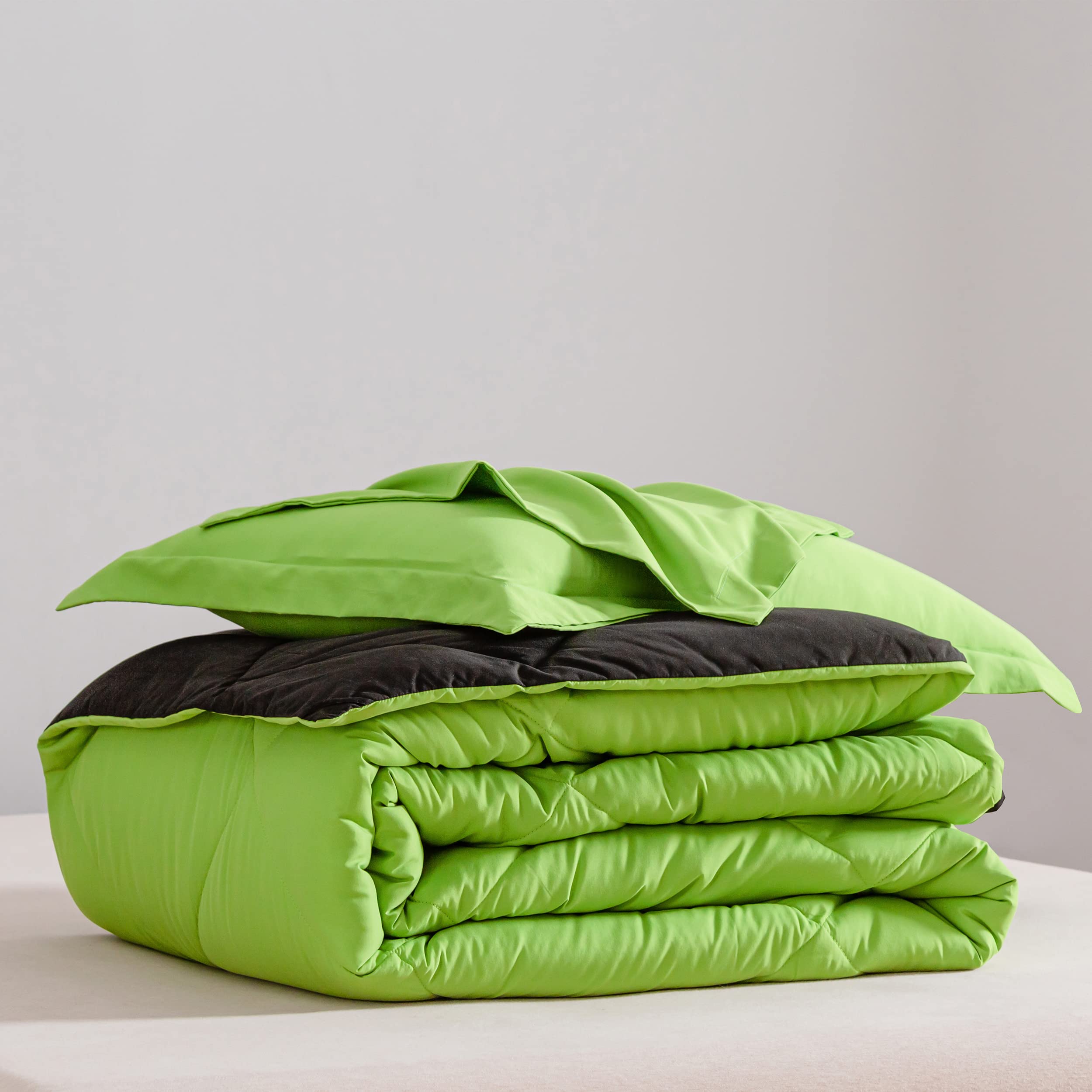 L LOVSOUL Queen Comforter Set with 2 Pillowcases -All Season Reversible Down Alternative Comforter Queen Size, Luxurious Microfiber Bedding Comforters & Sets (Queen, Sprout Green/Black, Queen