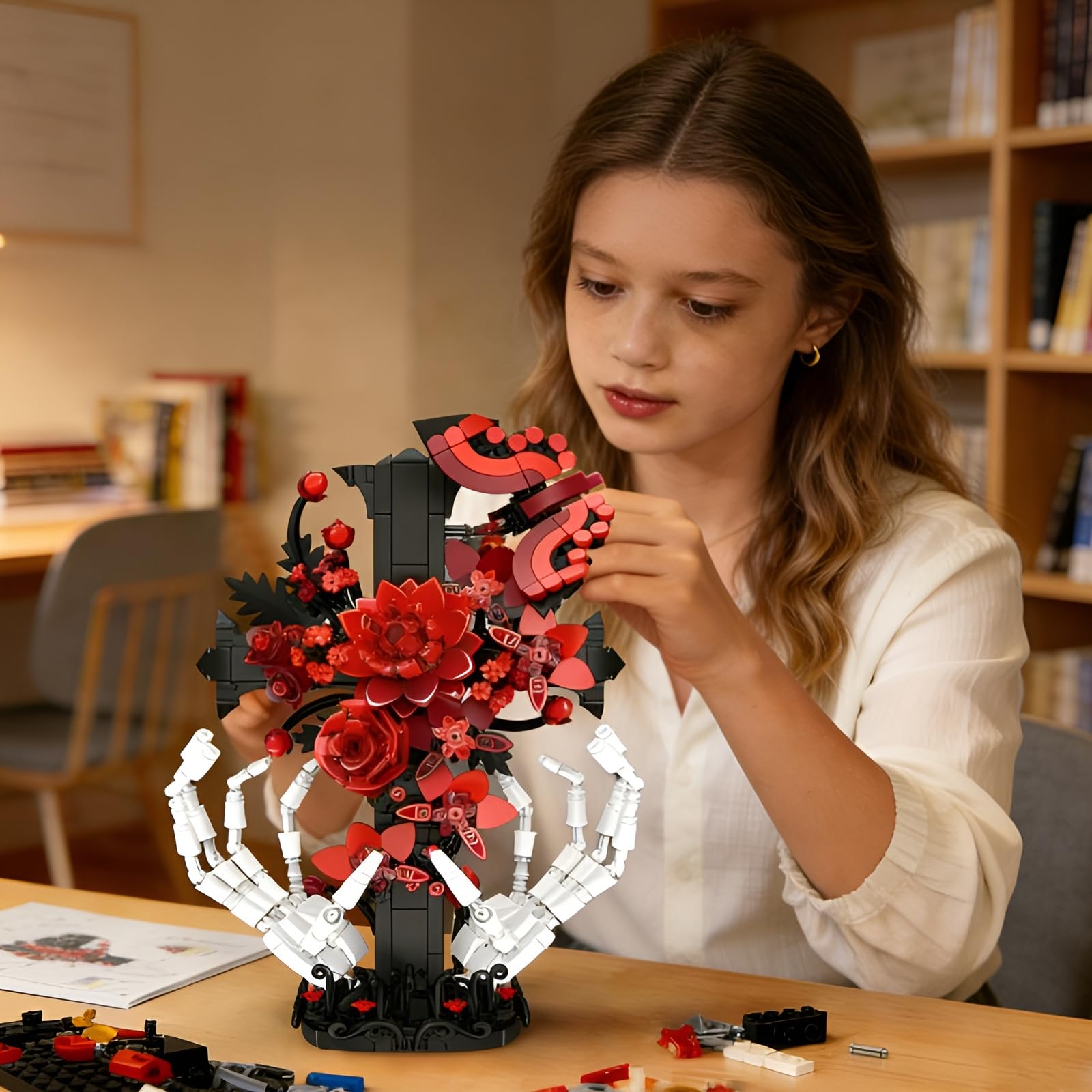 Cráneo de cruz gótica manos con rosas bloques de construcción, 901 piezas Cruz flor kit de construcción para adultos, colección botánica modelo de juguete, regalos únicos estilo romántico oscuro