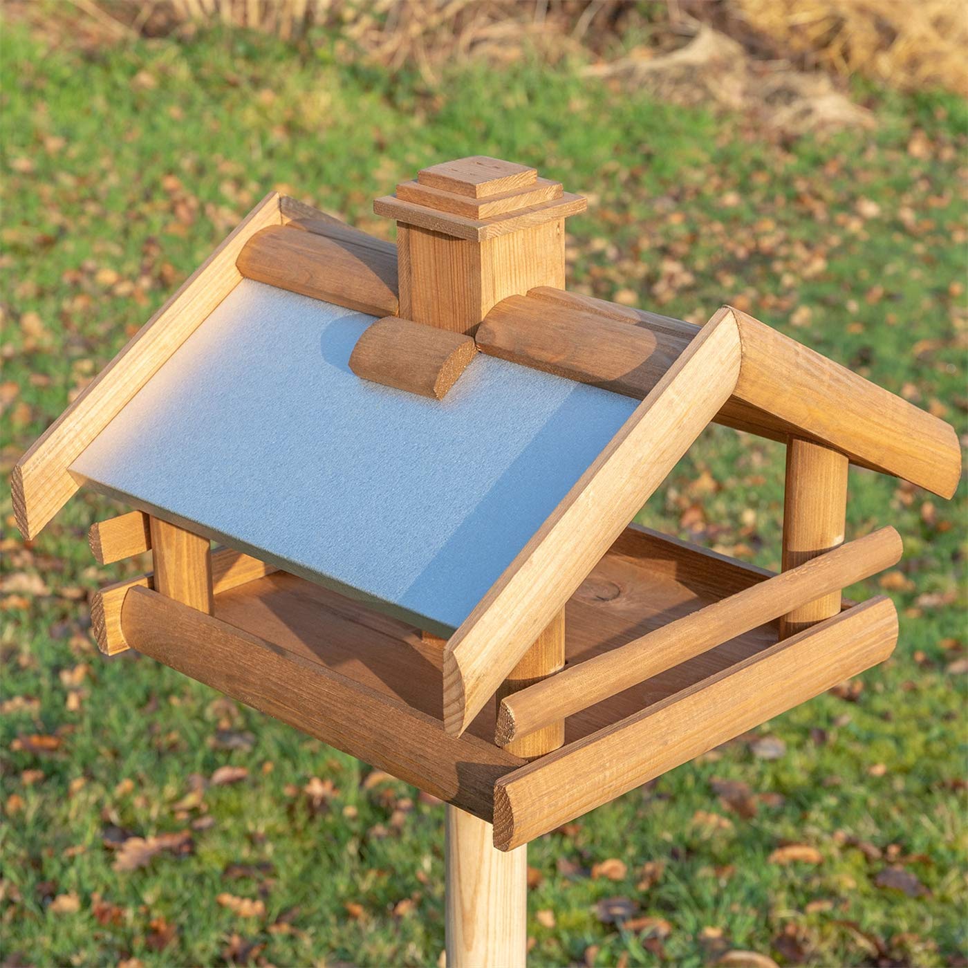 VOSS.garden Vogelhaus Grota inkl. Ständer aus Holz mit Metalldach, 134cm Gesamthöhe, wetterbeständig, Vogel-Futterhaus Vogelhäuschen