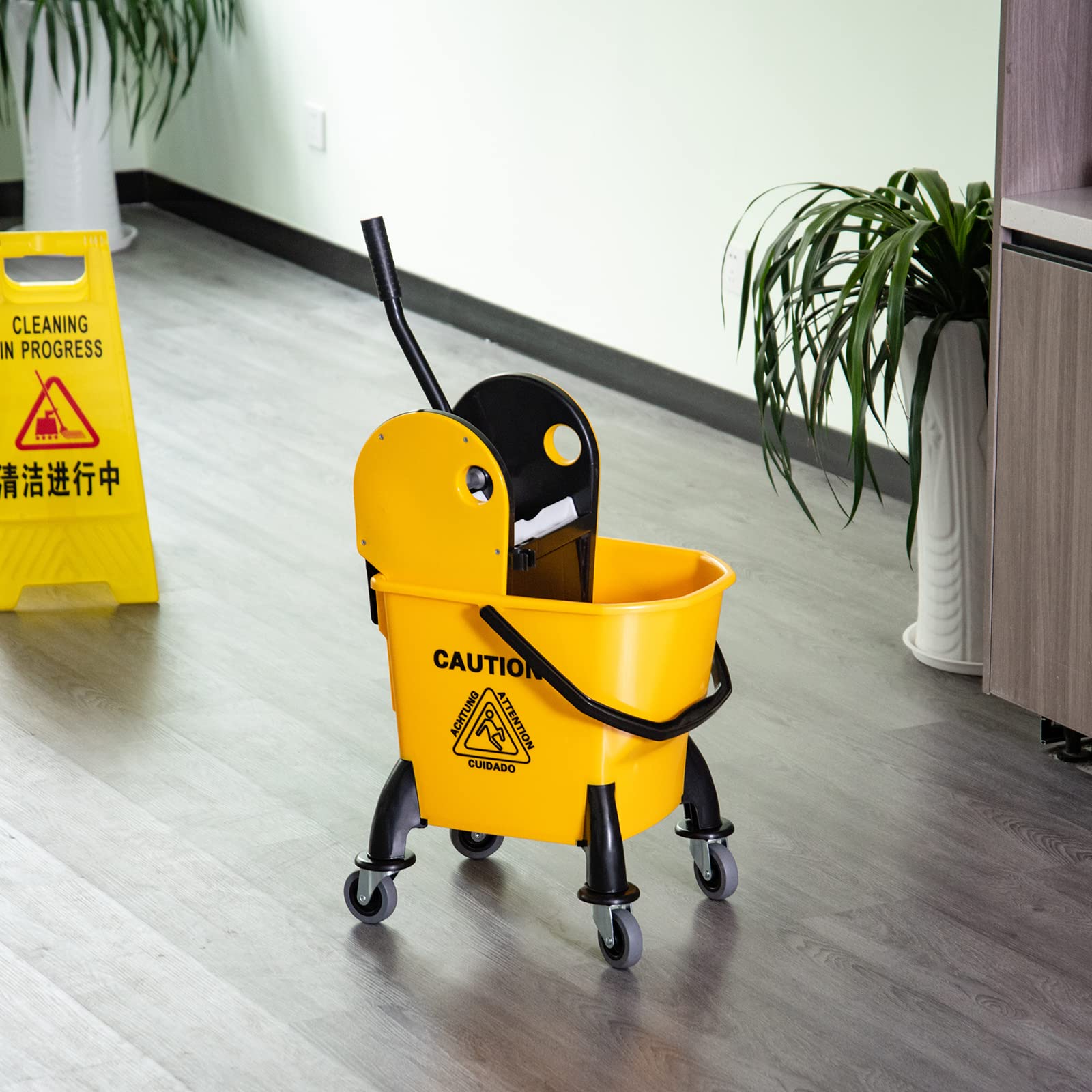 HOMCOM Cubo de fregona de 26 litros y escurridor de Agua con 4 Ruedas, Cuerpo de plástico, Mango de Metal, Soporte para Poste de Limpieza Comercial para el hogar, Carrito de Piso, Color Amarillo