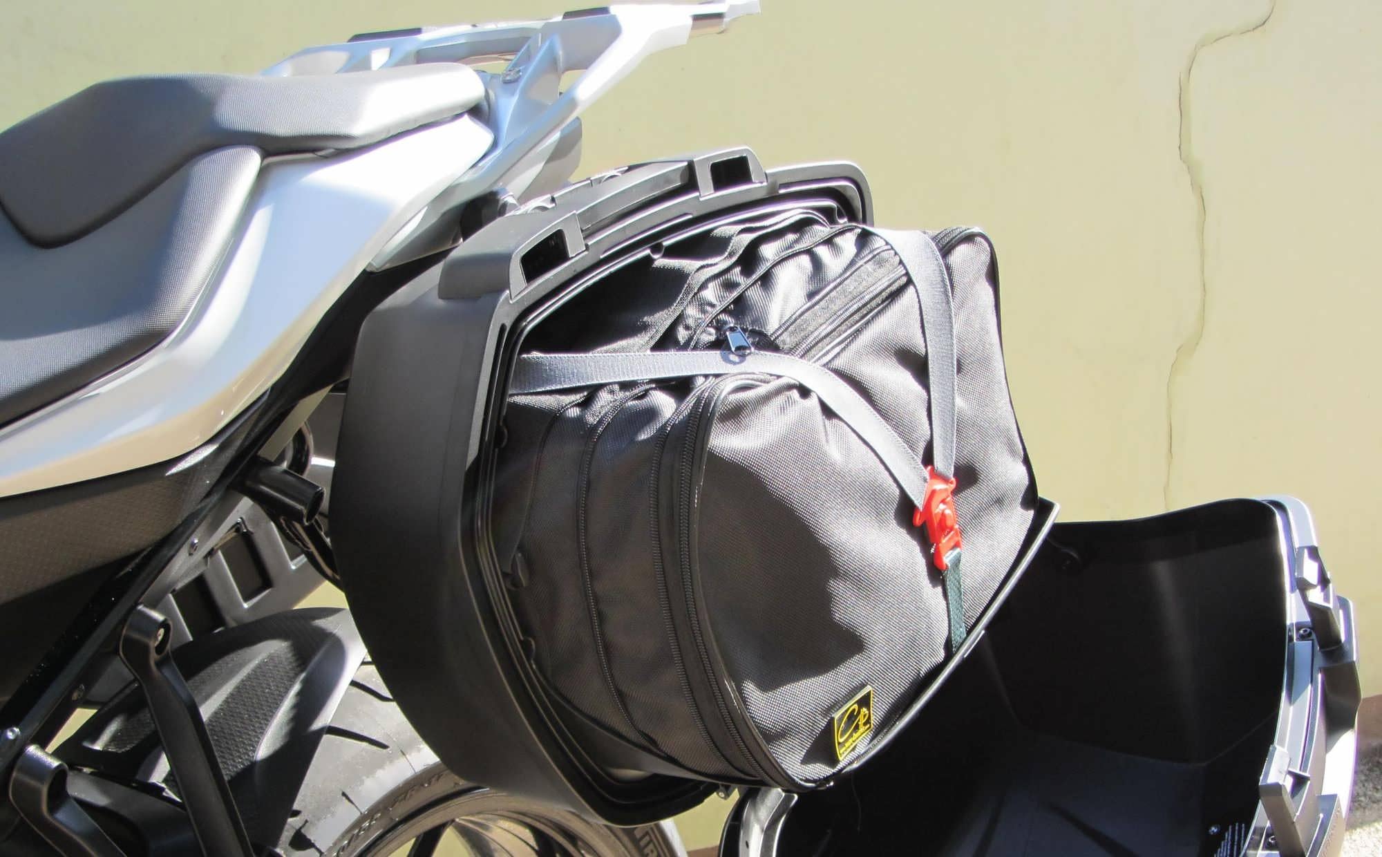 Triệu hồi BMW S1000XR và S1000R 2020-2023 do sự cố phần mềm