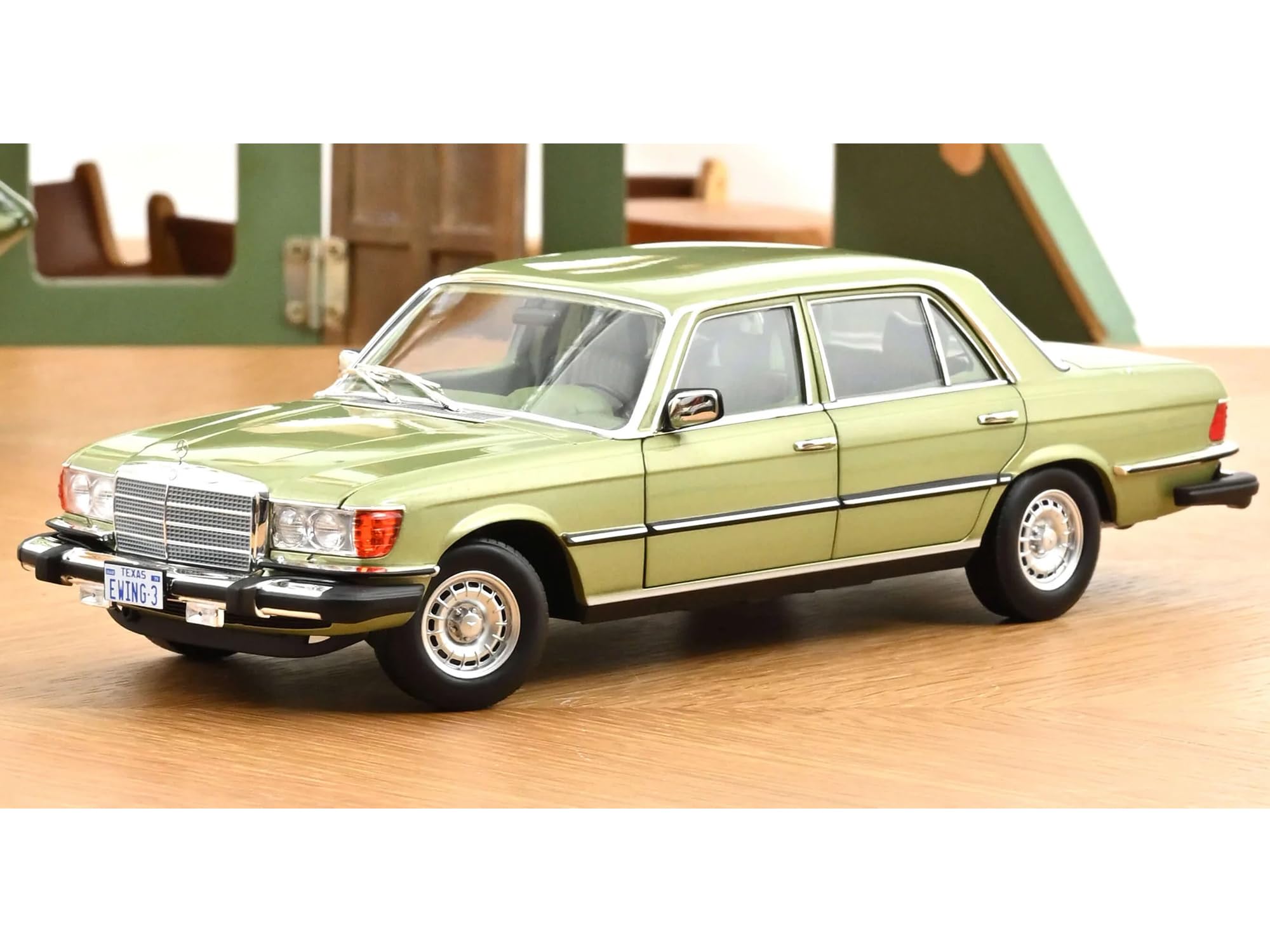 Norev 1/18 Mercedes-Benz 450 SEL US Ver. "Dallas J.R. Ewing " 1979 183975