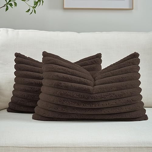 Vista 36 de FUTEI - Juego de 2 fundas de almohada decorativas con rayas, rectangulares para invierno, piel sintética de conejo suave y respaldo de terciopelo