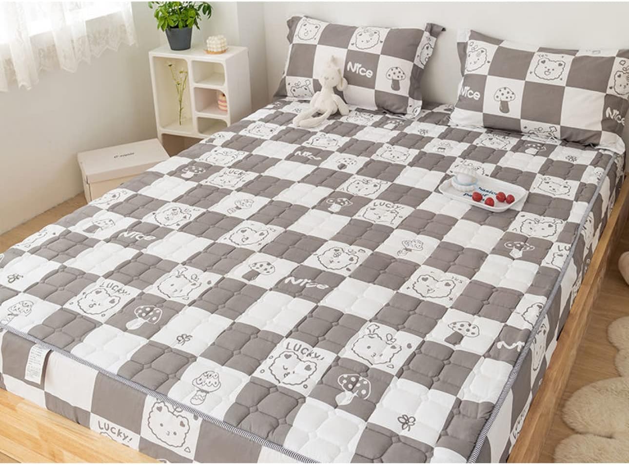 Mattress pad 3-piece set 200*220 Cute fitted sheet Washable All season Dust-free Washable bed pad Colored mattress pad Single Interior All-around elastic band Quilted mattress cover INS style (Color