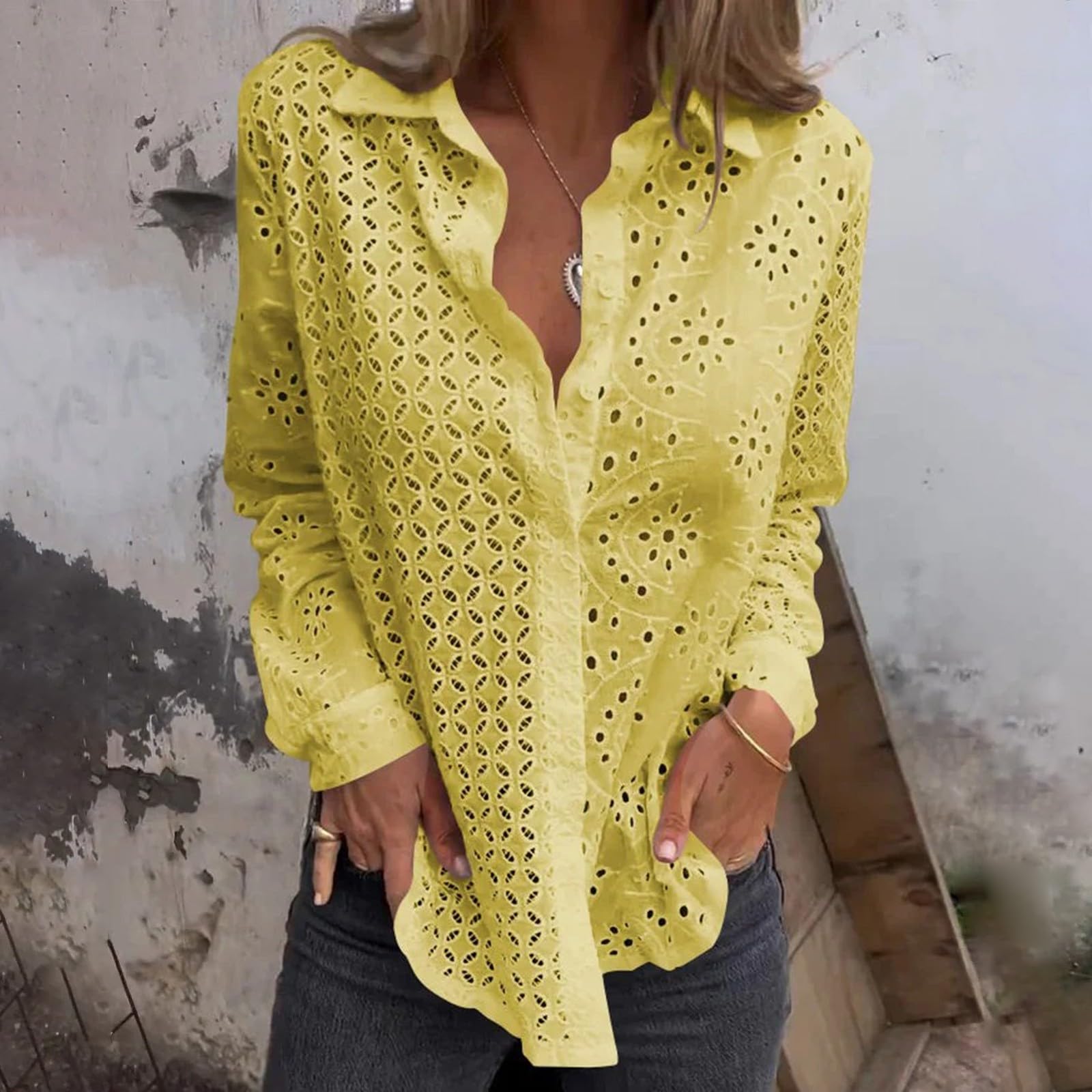 T-shirt en coton pour femme à manches longues et col en V – Chemise blanche à manches longues brodée, tunique avec détails ajourés et broderies, chemisier tendance et de classe, fermeture avant