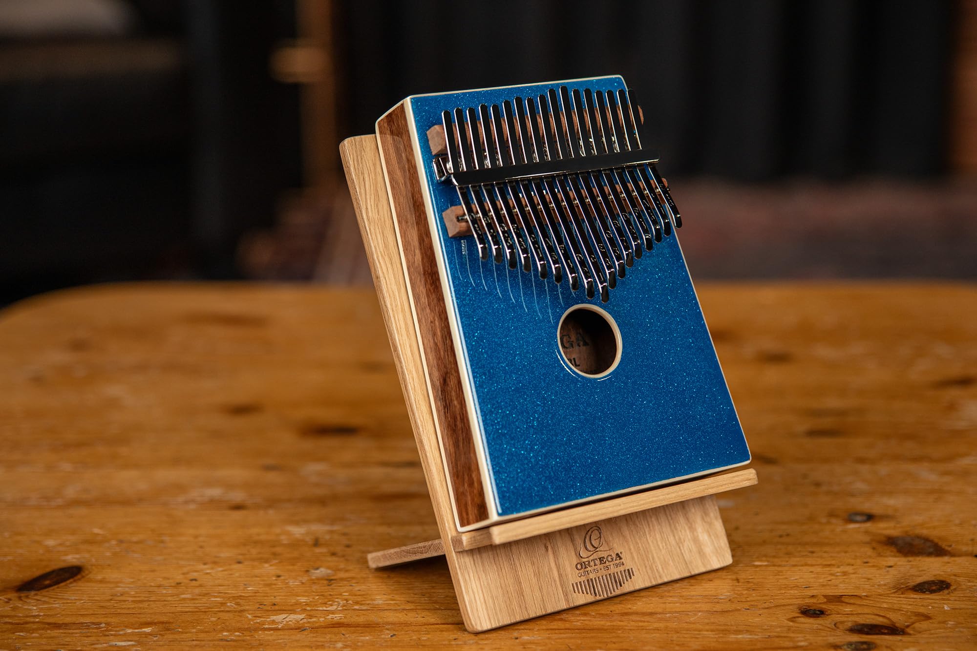 Ortega Guitars Kalimba C Major Acoustic - Serie Percussion - Piano de pulgar con 17 teclas - Incluye accesorios - Acacia, azul (OKB4-MBL)