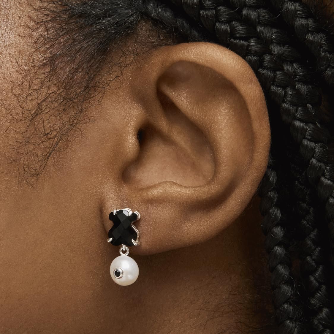 TOUS Pendientes de Plata de Primera Ley para Mujer con Motivo Oso Onix y Perla Cultivada Espinela, Fino y Elegante, Colección Erma