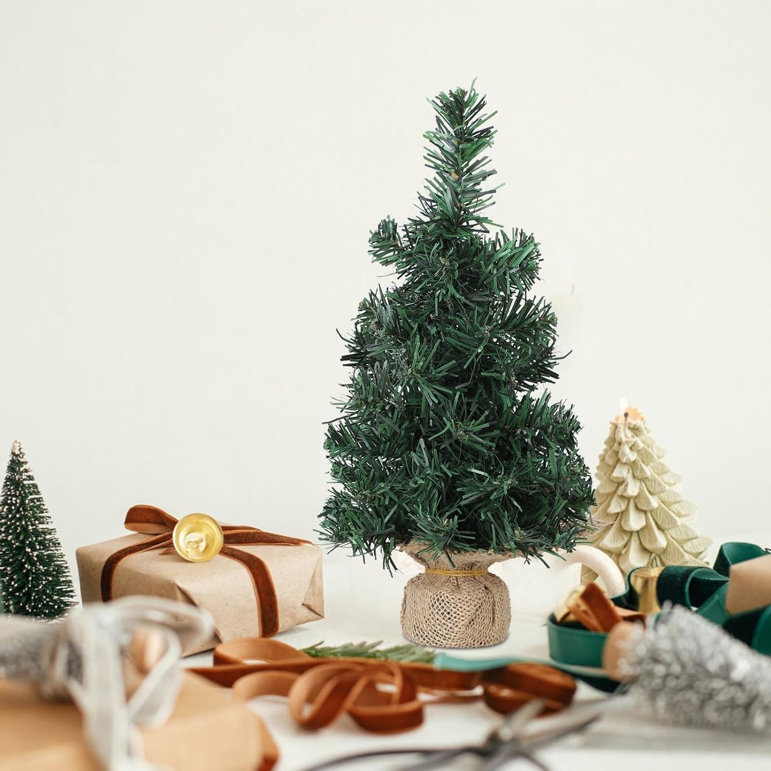 Lot de 2 Petits sapins Noël artificiels avec Base en Toile Jute for décoration Table Petits espaces(30CM)
