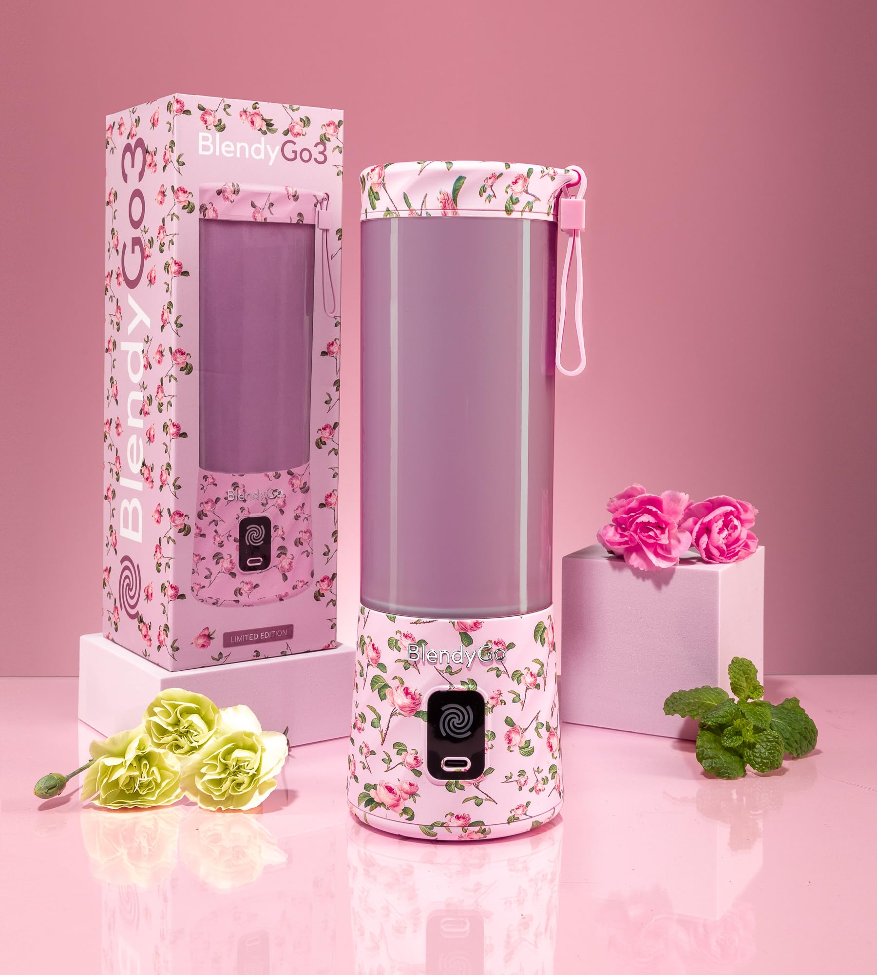Nahaufnahme des BlendyGo 3 Mixers in Rosé, der für Mobilität und einfache Zubereitung von Smoothies konzipiert ist.