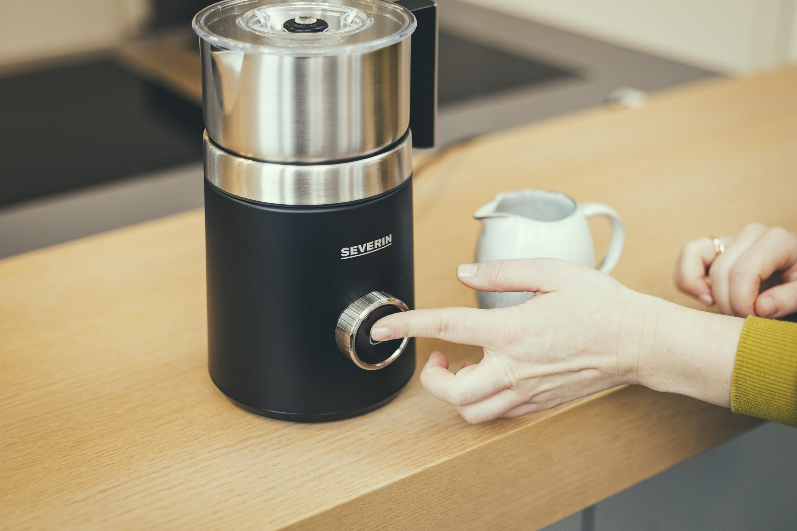 SEVERIN Montalatte Elettrico a Induzione, 700 ml, 500W, 13 programmi, Funzione Cioccolata Calda, Display OLED, Temperatura Regolabile, Contenitore Inox Lavabile, 19,5 x 15,5 x 25,0 cm, Nero - SM 3587