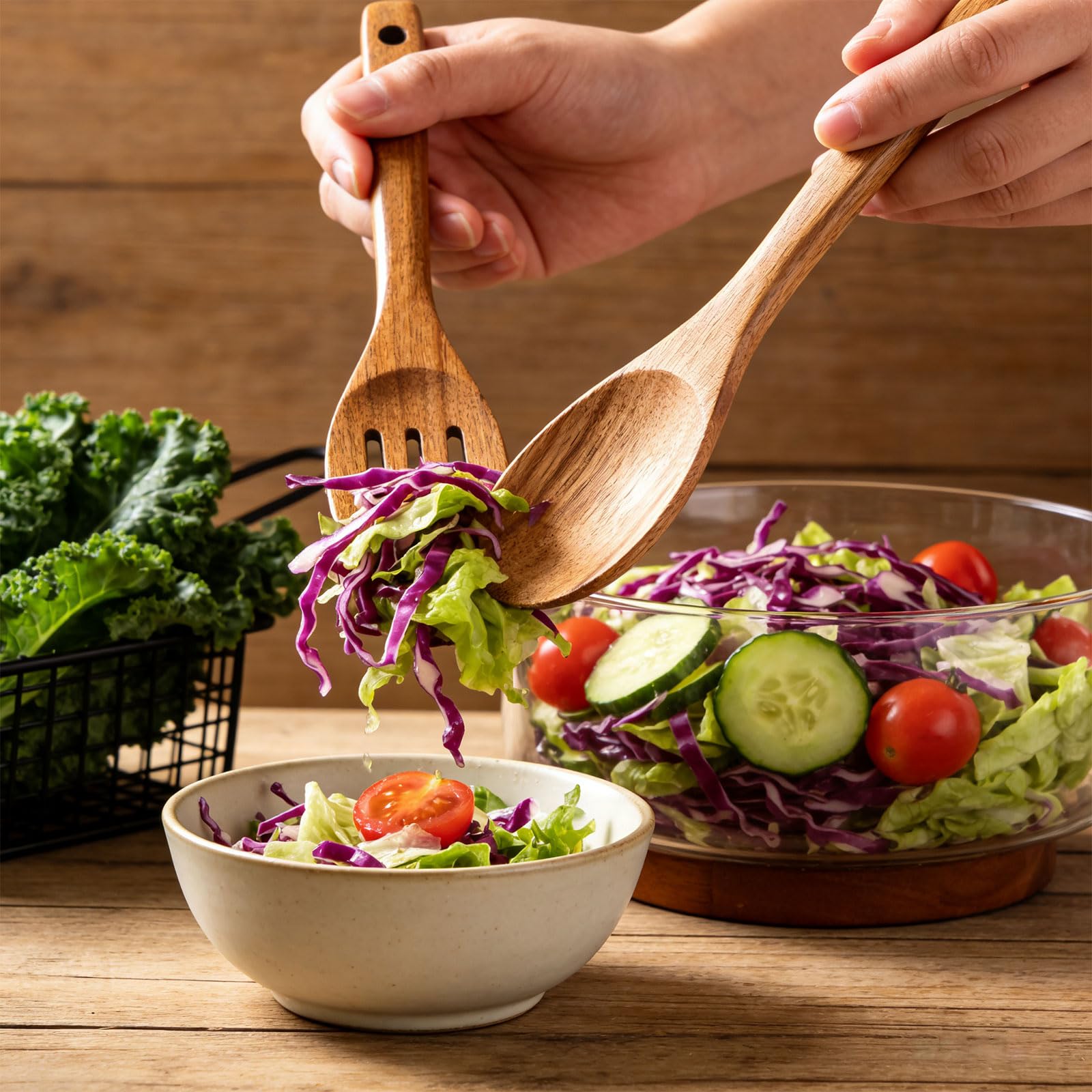 4200ML Ensemble de Saladiers en Verre avec Base en Bois D'acacia, Élégant Bols de Fête Grande Capacité avec Ustensiles de Service à Salade Plat de Service Polyvalent pour Salades Fruits Desser