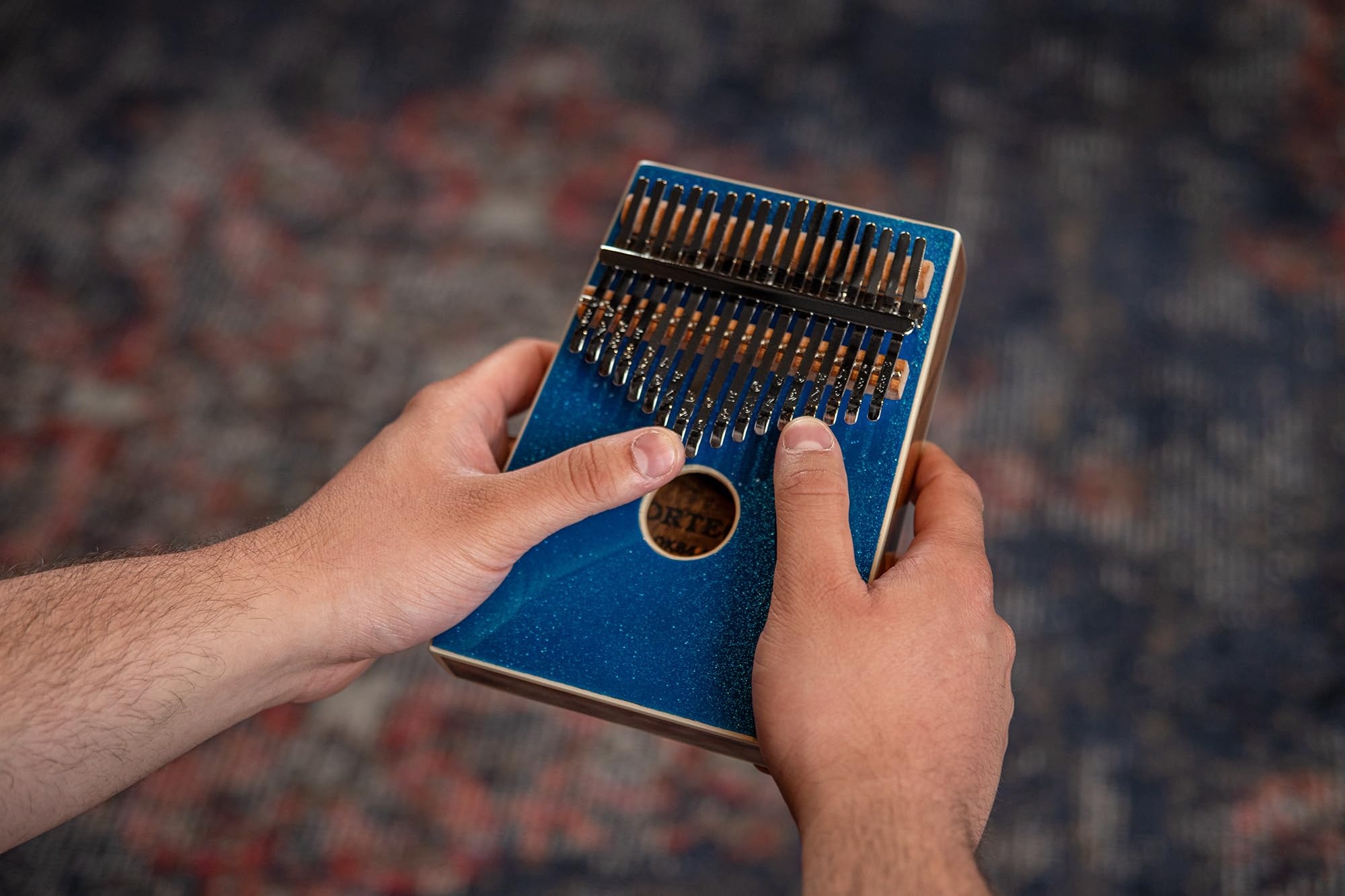 Ortega Guitars Kalimba C Major Acoustic - Serie Percussion - Piano de pulgar con 17 teclas - Incluye accesorios - Acacia, azul (OKB4-MBL)