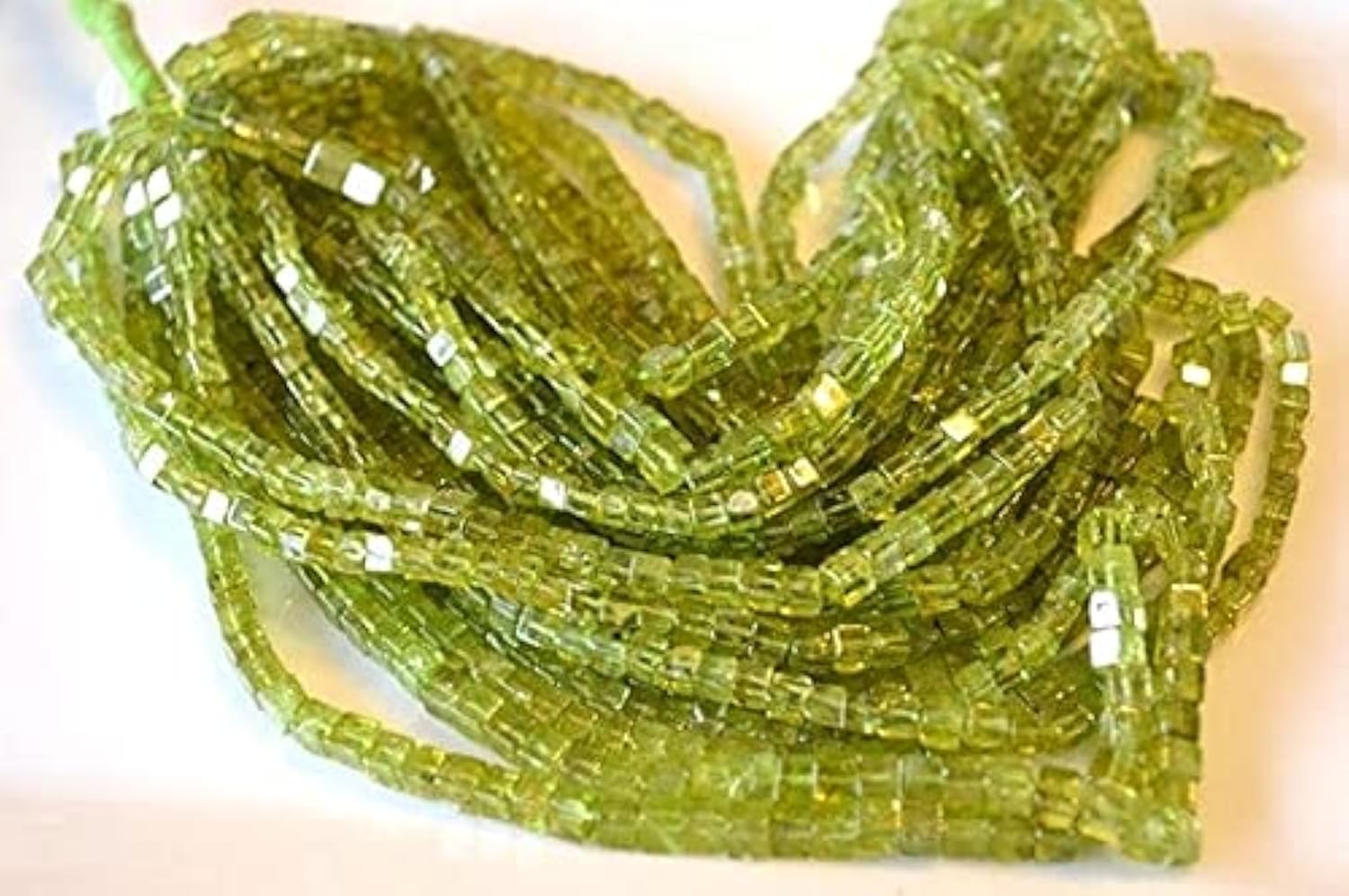 Peridot cubes veritables contre perles ternes fil AAA de 4.5-5mm pour bijoux