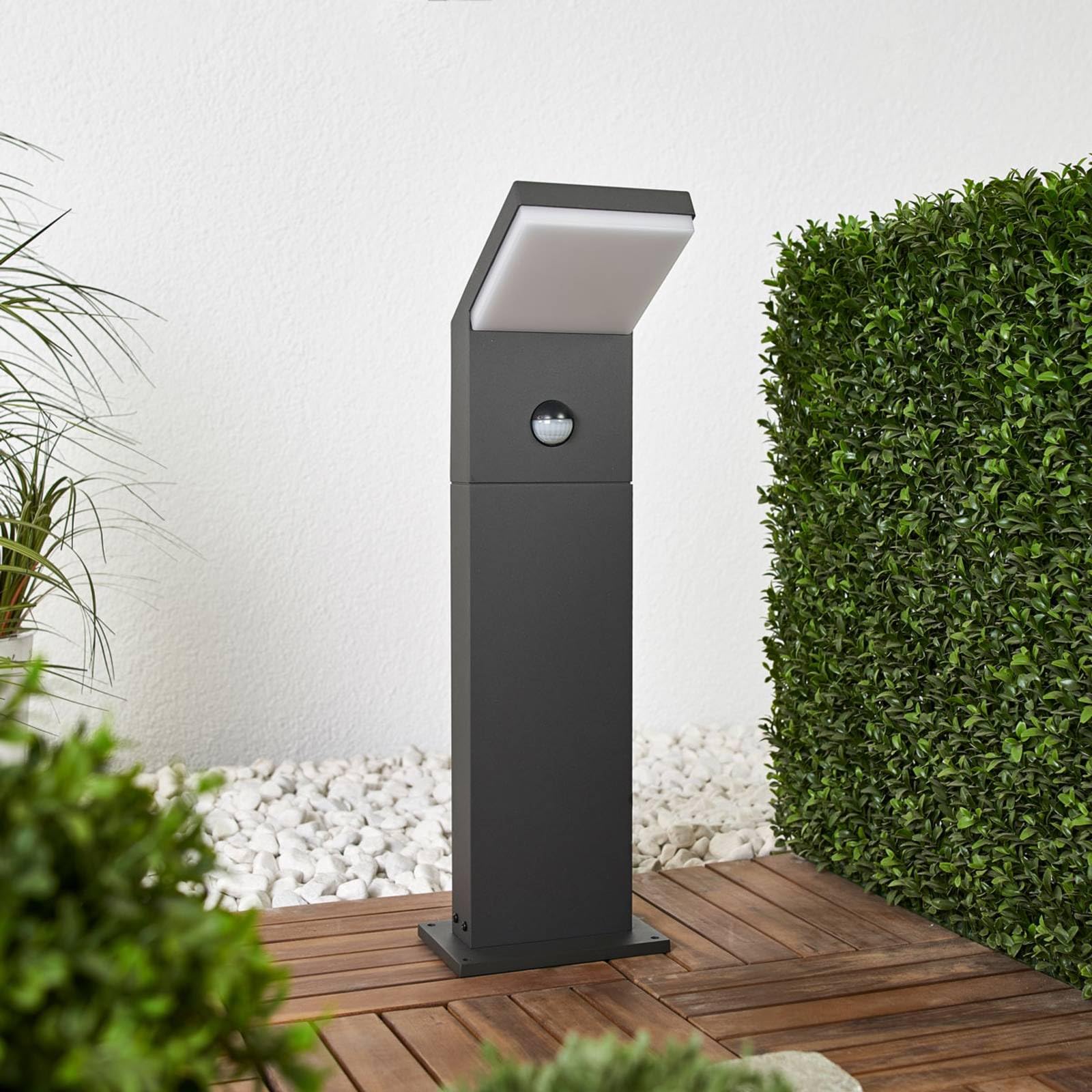 Arcchio LED Außenleuchte Yolena mit Bewegungsmelder (spritzwassergeschützt (Modern) in Schwarz aus Aluminium (1 flammig,) - Wegeleuchte Pollerleuchte Wegelampe Sockelleuchte