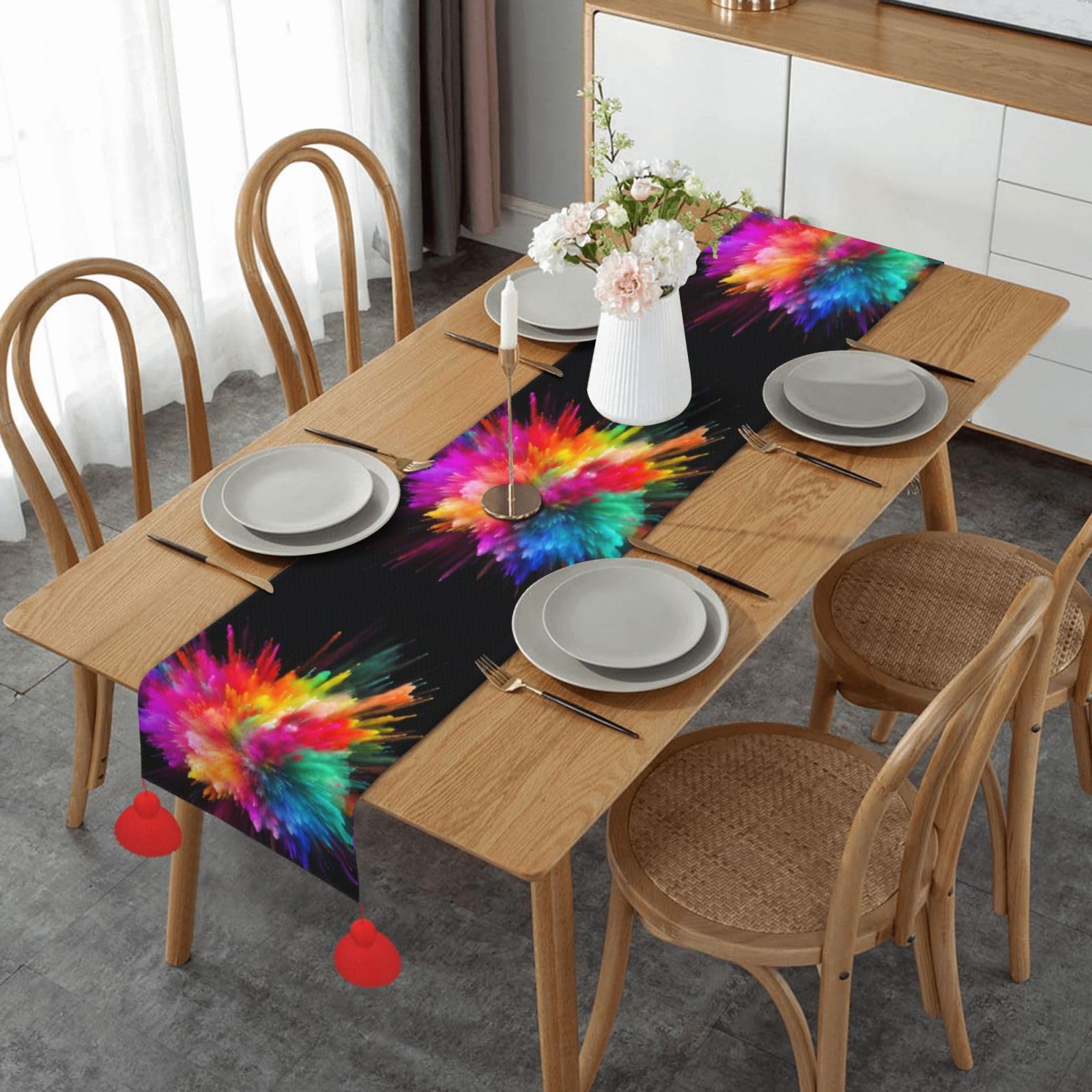 Chemin de table rustique pour raviver une table terne avec style et pompons