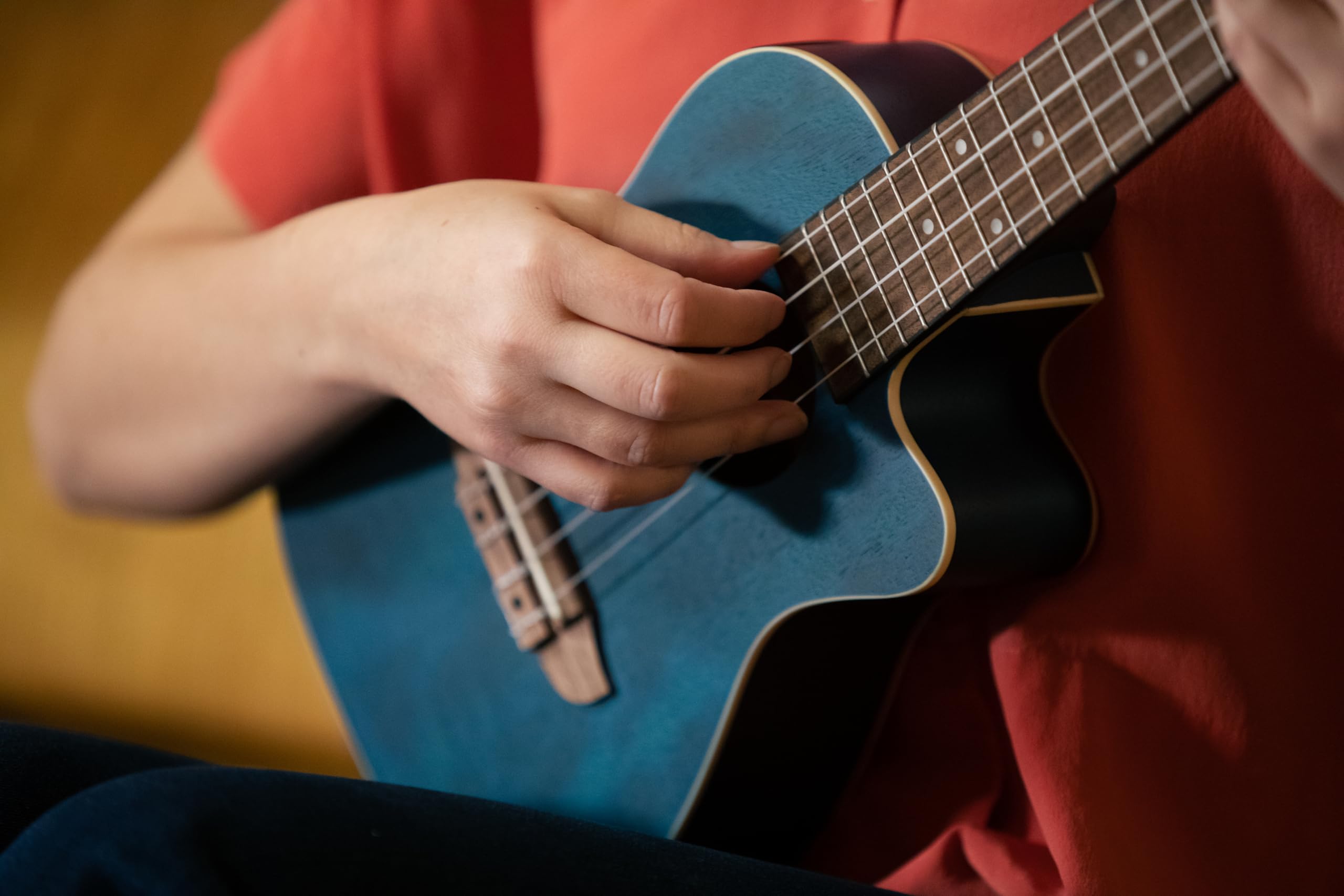 Ortega Guitars Konzert Ukulele Elektro-Akustisch – Earth Series – mit Cutaway – Okoume, Dunkelblau (RUOCEAN-CE)