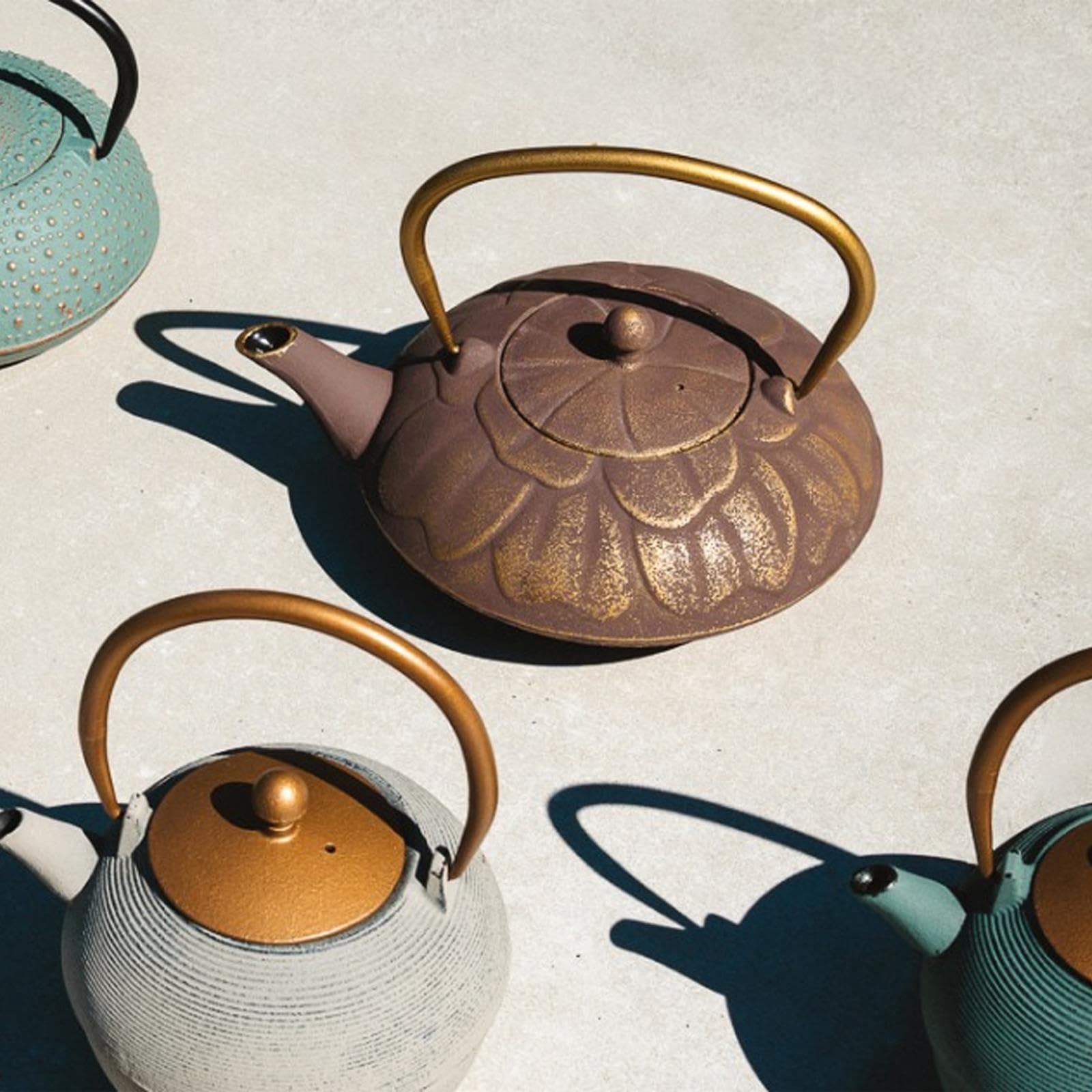 Bredemeijer Teekanne 1.3 Liter - flache Asia Gusskanne lila im Set mit 4 Tassen aus Porzellan & Untersetzer inkl. Edelstahl-Tee-Filter-Sieb Einsatz