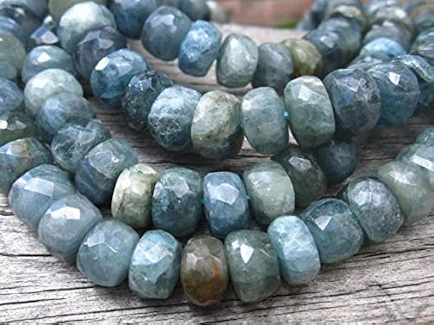 Perles aigue-marine mousse AA pierre naturelle pour fabriquer un bijou chargé d'histoire