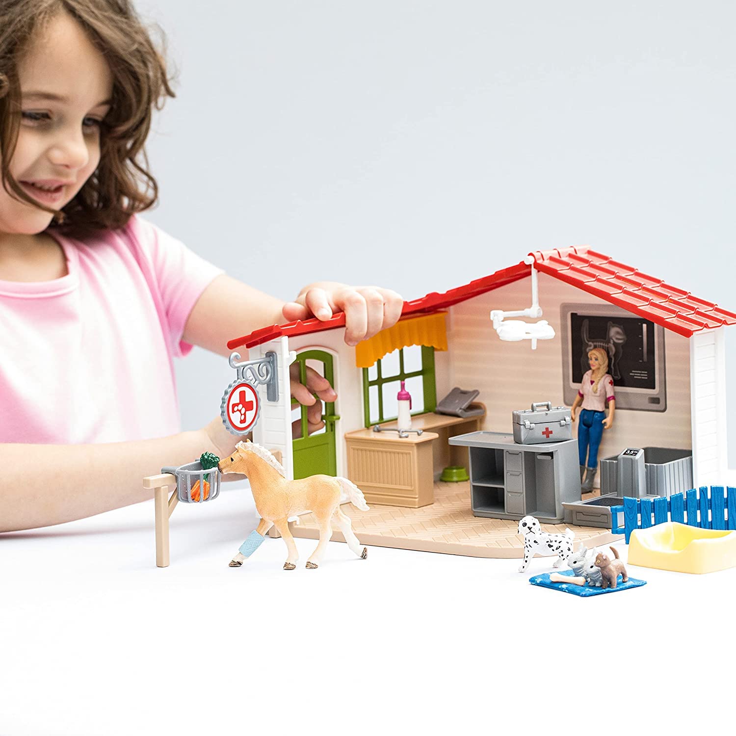 SCHLEICH 42502 Tierarzt-Praxis mit Haustieren, für Kinder ab 3+ Jahren, Farm World - Spielset, 35 x 32 x 17 cm