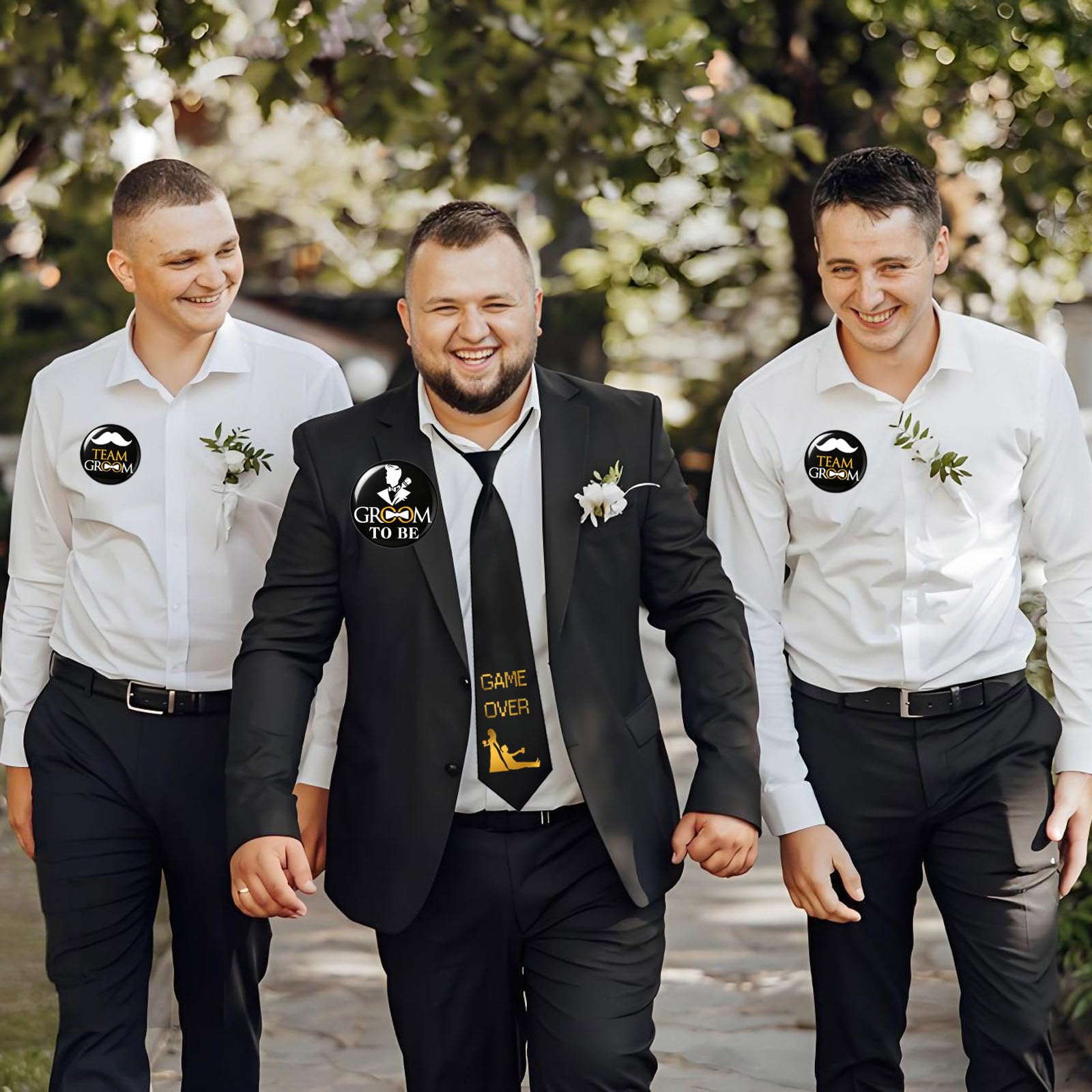 Toctax Krawat na wieczór kawalerski z 13 odznakami Team Groom - akcesoria Groom To Be dla pana młodego i przyjaciół, dekoracje na przyjęcie dla mężczyzn, przyjęcie kawalerskie