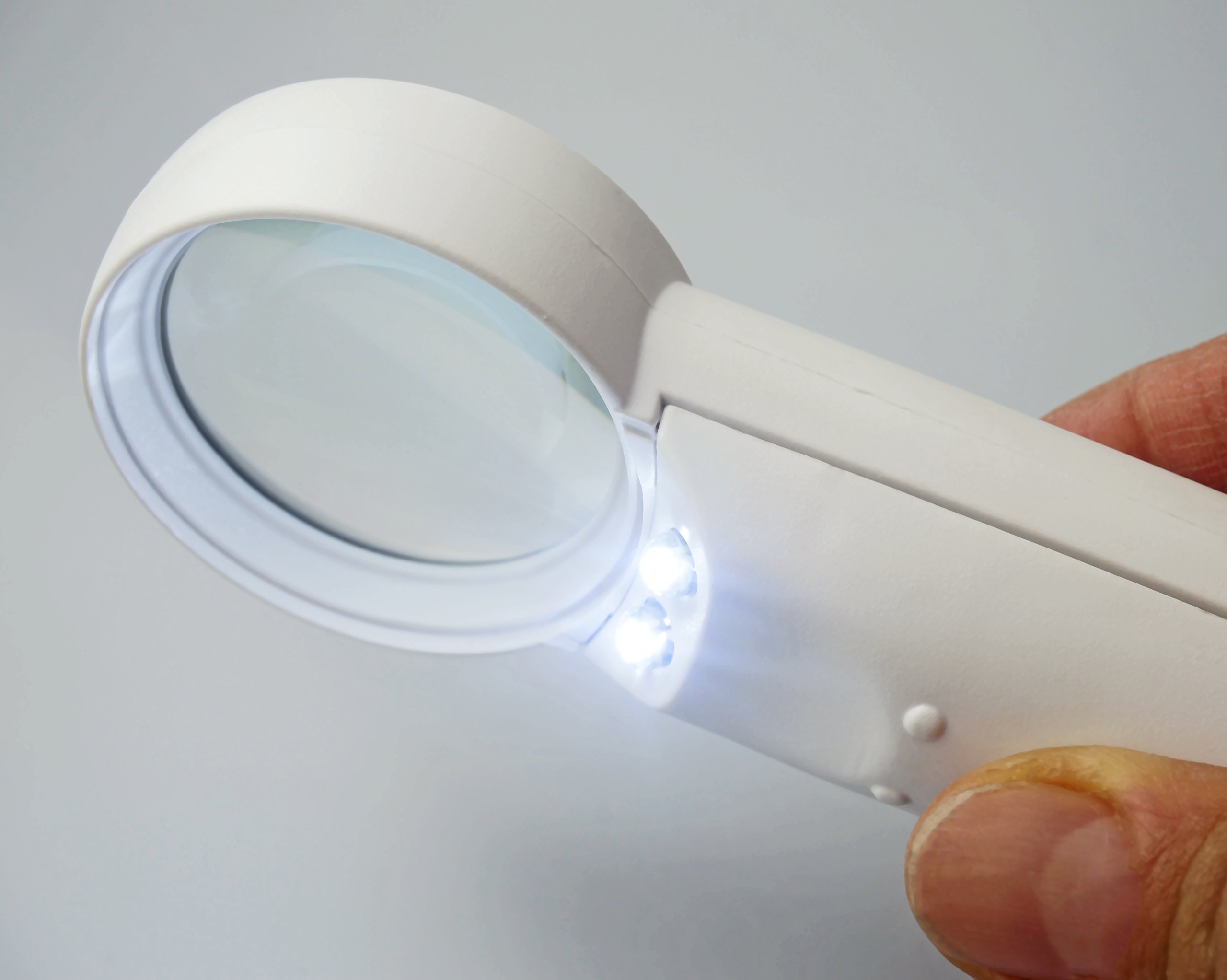 SE 2-1/2" Illuminated Magnifier with 5x Magnification - MD1037L-6X - Image 4