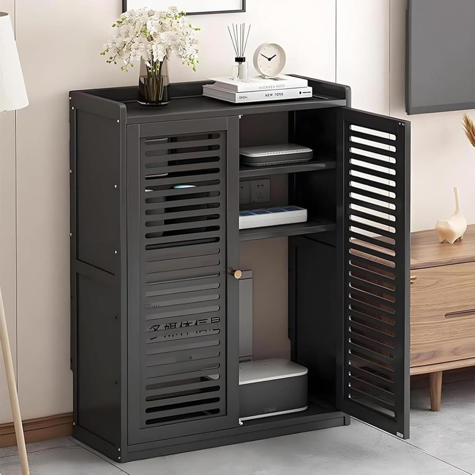 Organizador de madera para router en el suelo del salón de casa