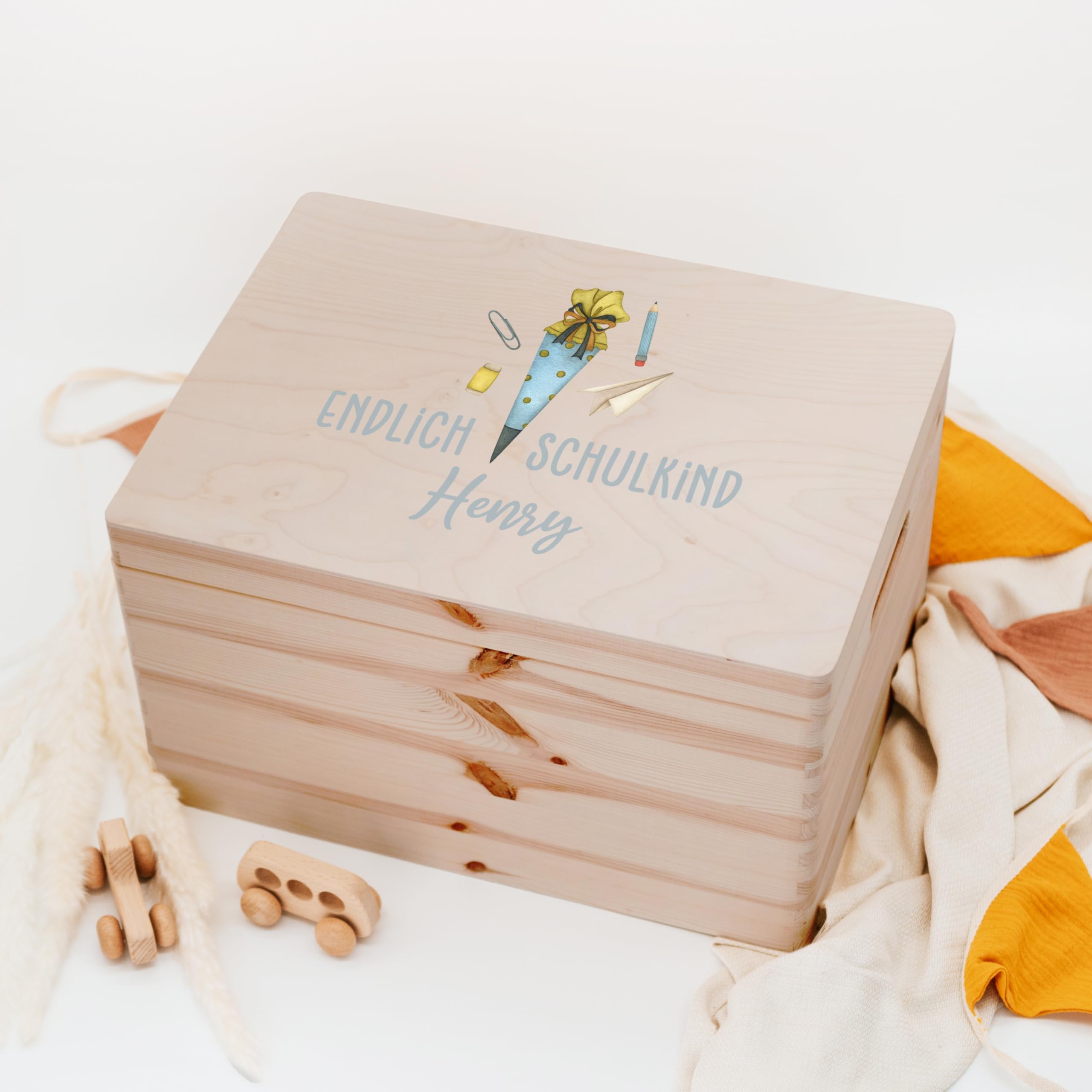 Lilletå ® Erinnerungsbox Schulanfang (001.08) - XL mit Griff - 40 x 30 x 23 cm - Erinnerungskiste Baby mit Hochwertigem Farbdruck - Baby Kind Erinnerungsbox Holz - Geschenk Geburt Mädchen Junge