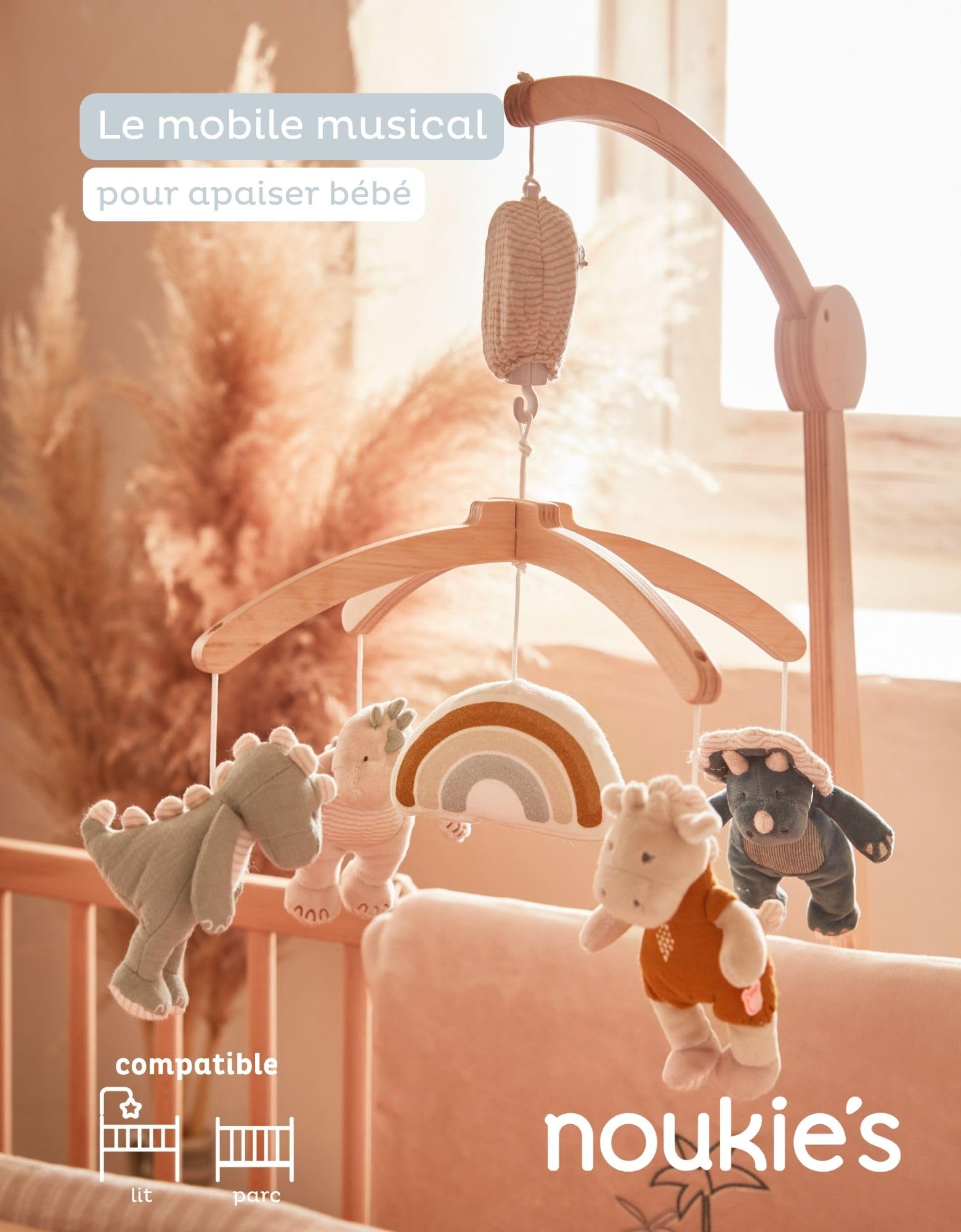 NOUKIE’S - Mobile musical en bois - Tiga, Stegi & Ops - Rotation automatique sans piles - Compatible avec berceau, lit à barreaux et parc - Idéal dès la naissance pour apaiser et endormir bébé