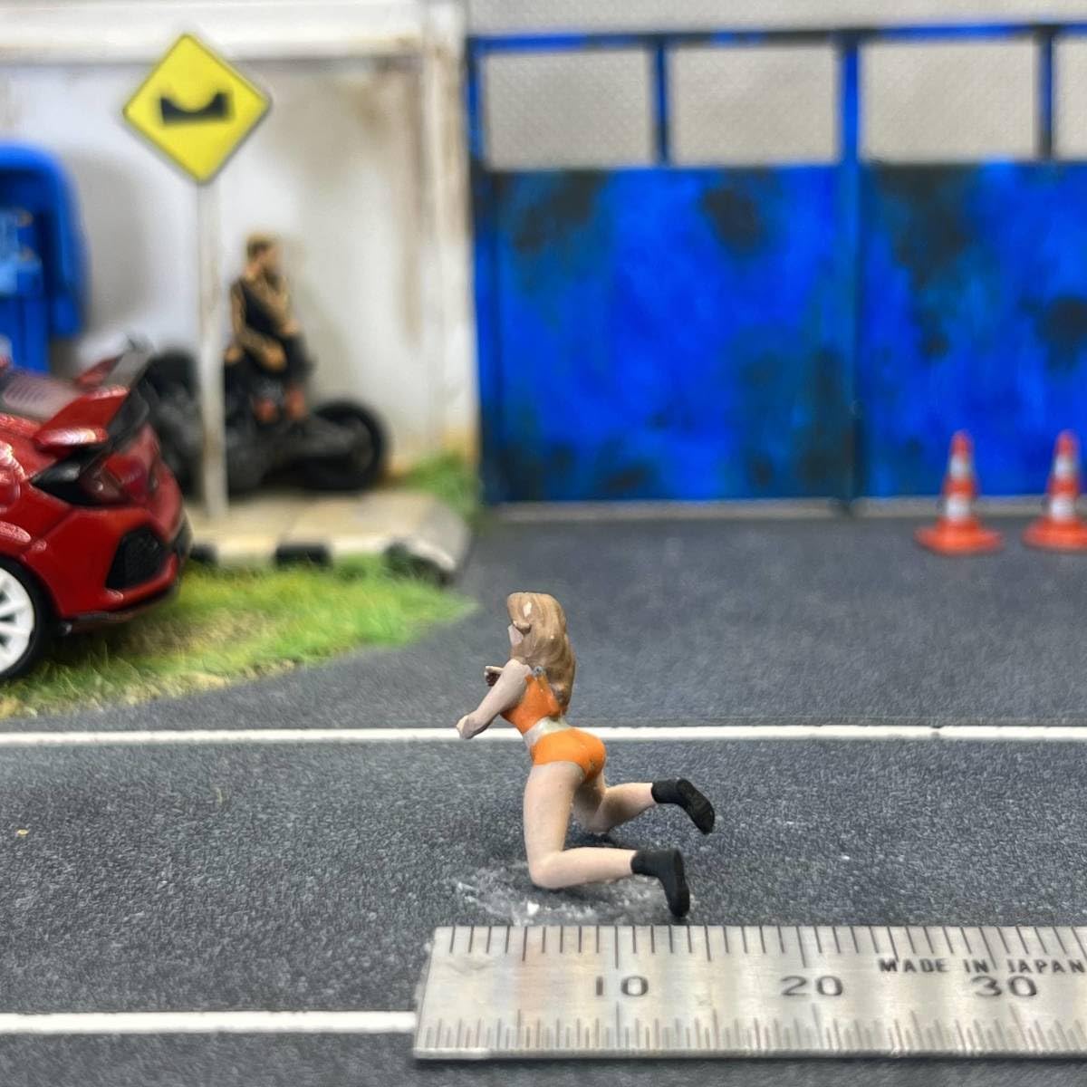 Amazon.co.jp: 1/64 スケール 膝をつく女性 フィギュア ミニチュア
