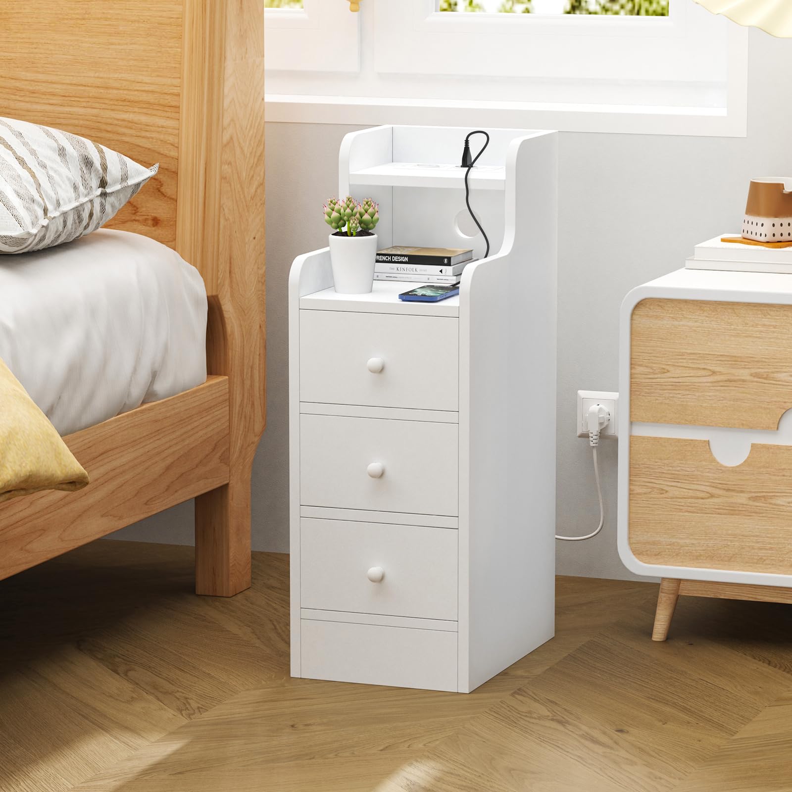 Comodino Stretto, Comodino Bianco, con 2 Prese AC, 2 Porta USB-C, Comodini con Presa Alto Tavolino con 3 Cassetto, 25x35x70cm Bianco