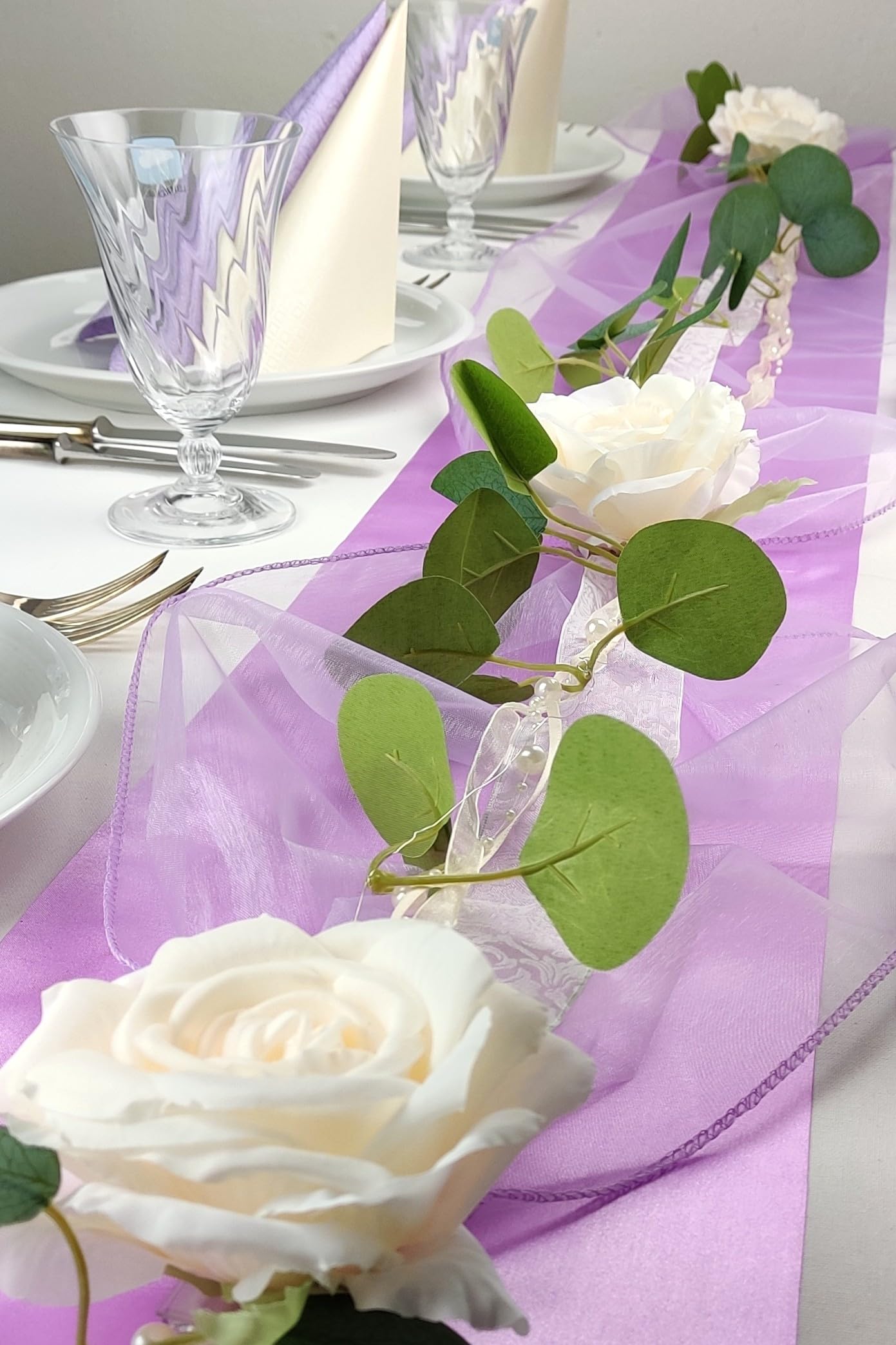 Tischdeko Set für 16-20 Personen. Elegante Deko in Flieder & Creme für Hochzeit, Jubiläum & Geburtstag mit Rosen und Eukalyptus. Komplett Set "Grace-Lavender" von Fibula
