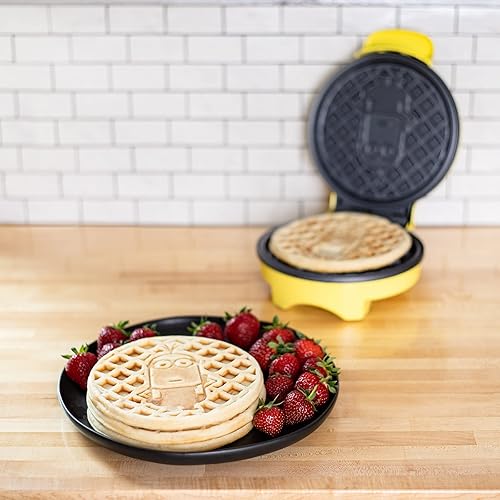 Miniatura 2 de Uncanny Brands Minions Kevin Waffle Maker, icónico Minion en tus waffles, plancha para gofres