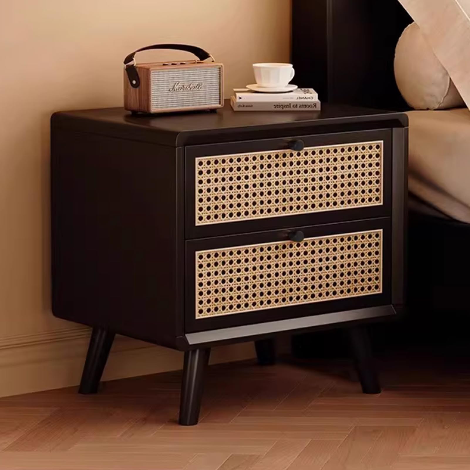 Table de nuit en rotin et bois massif pour optimiser le rangement de lit