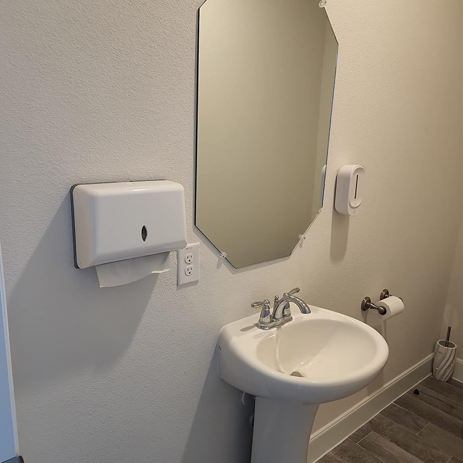 Paper Towel Dispensers, Wall Mount Commercial Toilet Tissue Dispensers Paper Towel Holder C-Fold/Multifold Paper Towel Dispenser for Bathroom, Kitchen(White)