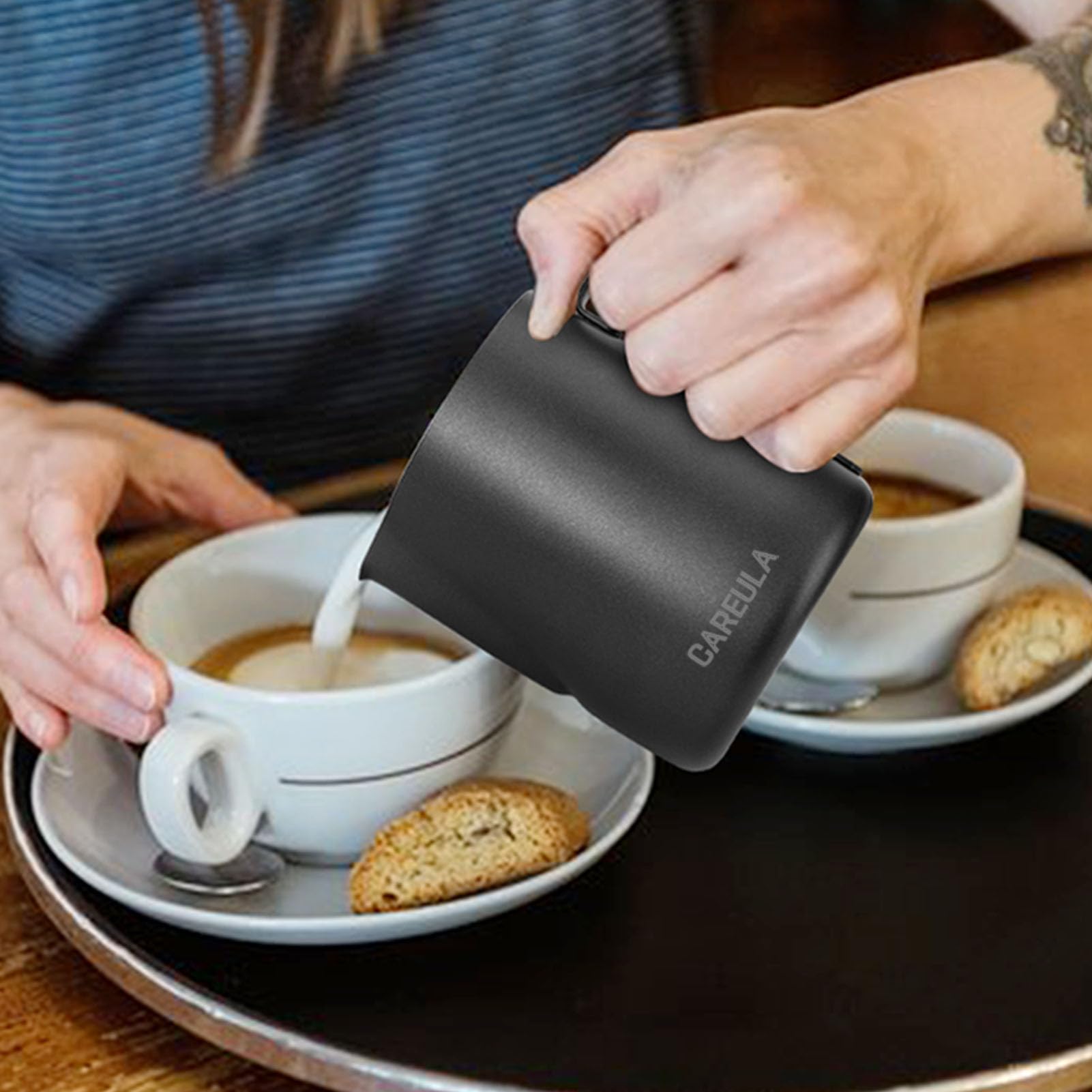 Jarra de espuma de leche, jarra de acero inoxidable de 20 onzas, jarra de vapor, barra de café, capuchino, espresso, accesorios de máquina de barista, jarra de leche de metal con bolígrafo de arte