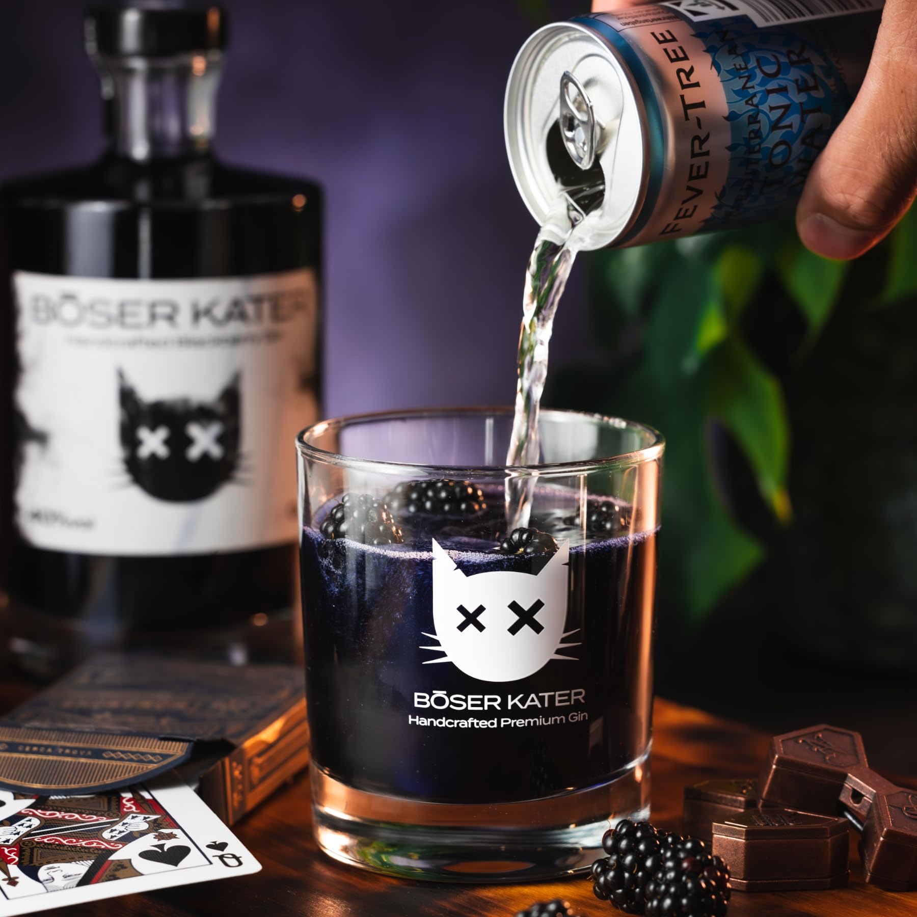 BÖSER KATER Blackberry Gin | Das Original | Handgemacht mit fruchtigem Brombeer Geschmack | Schwarz Violetter Cocktail | Die perfekte Geschenkidee 0,5 l 40% Vol
