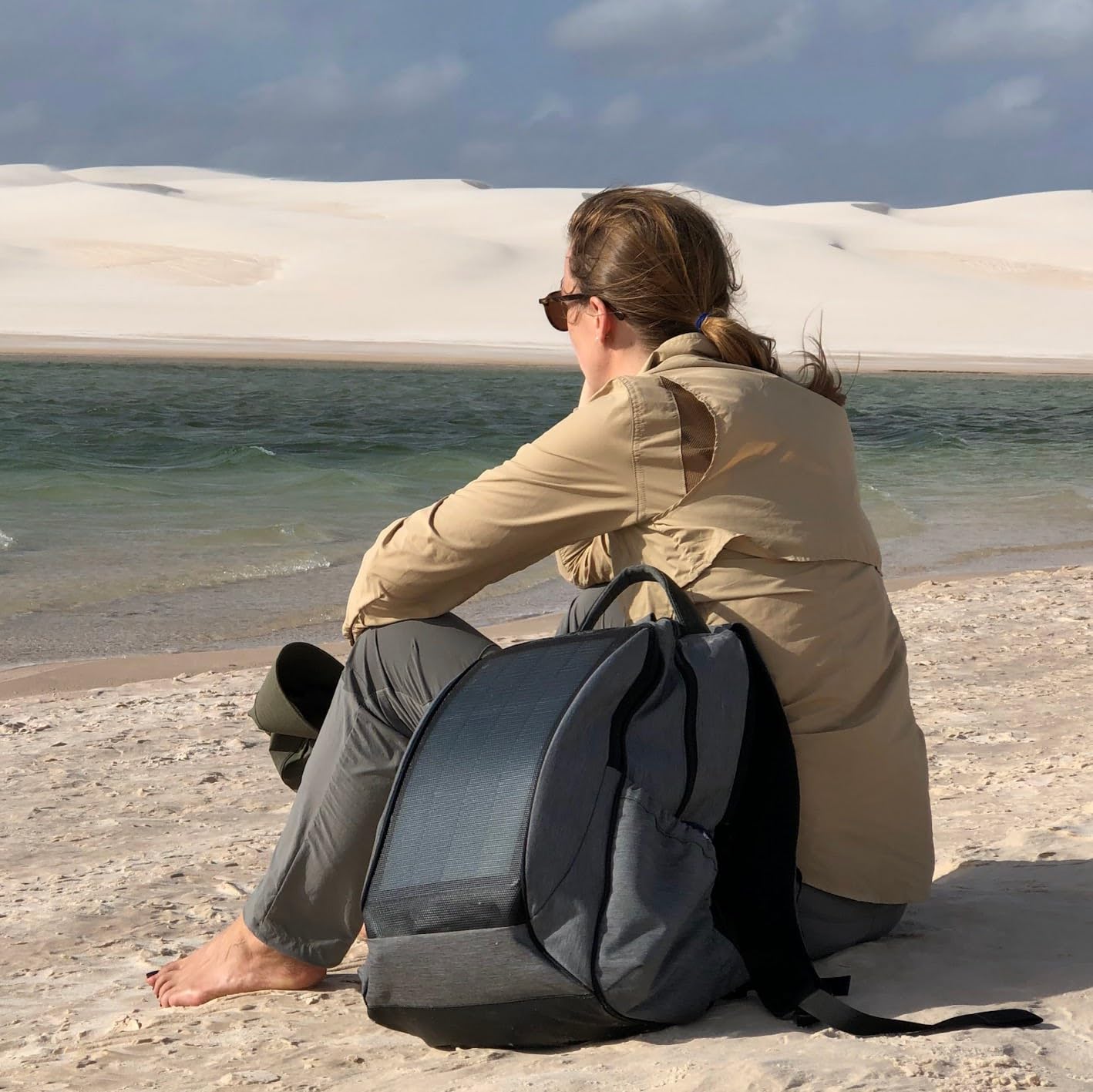 Sunslice | Zaino con pannello solare per laptop, borsa da viaggio con celle solari flessibili e potenti, resistente agli urti e ai graffi, ideale per escursioni o campeggio, grigia.