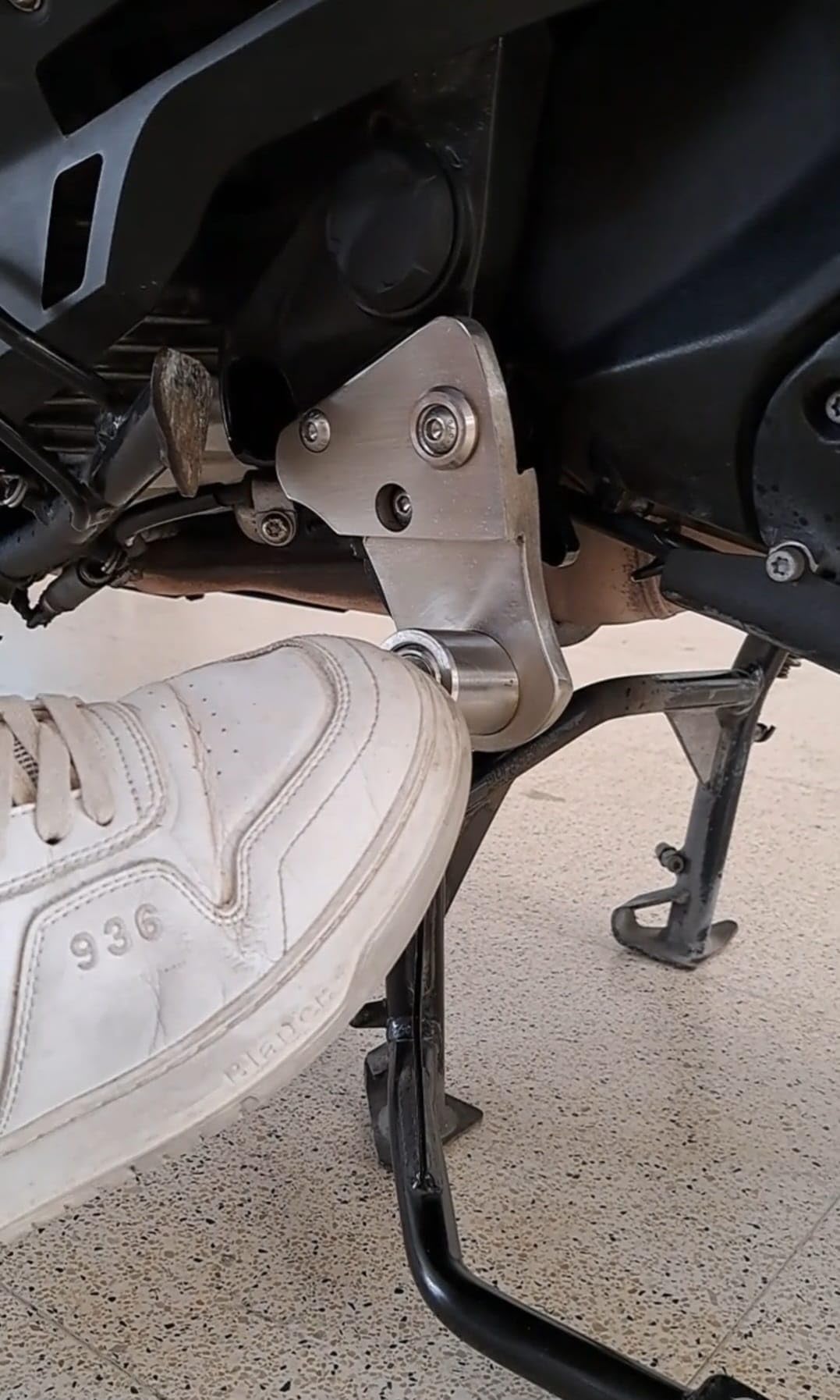 BLOCK BRAKE - ANTIFURTO MECCANICO BLOCCA CAVALLETTO CENTRALE PER MOTO BMW C 600 SPORT E C 650 GT IN ACCIAIO INOX E CHIAVE CODIFICATA.