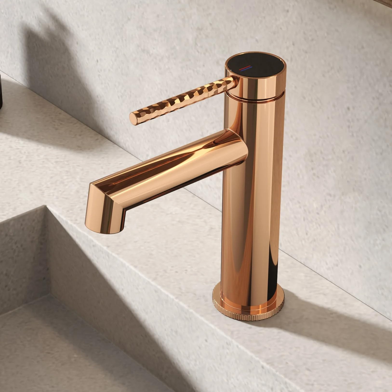 Grifo de lavabo para baños modernos con diseño monomando de latón en oro rosa cepillado
