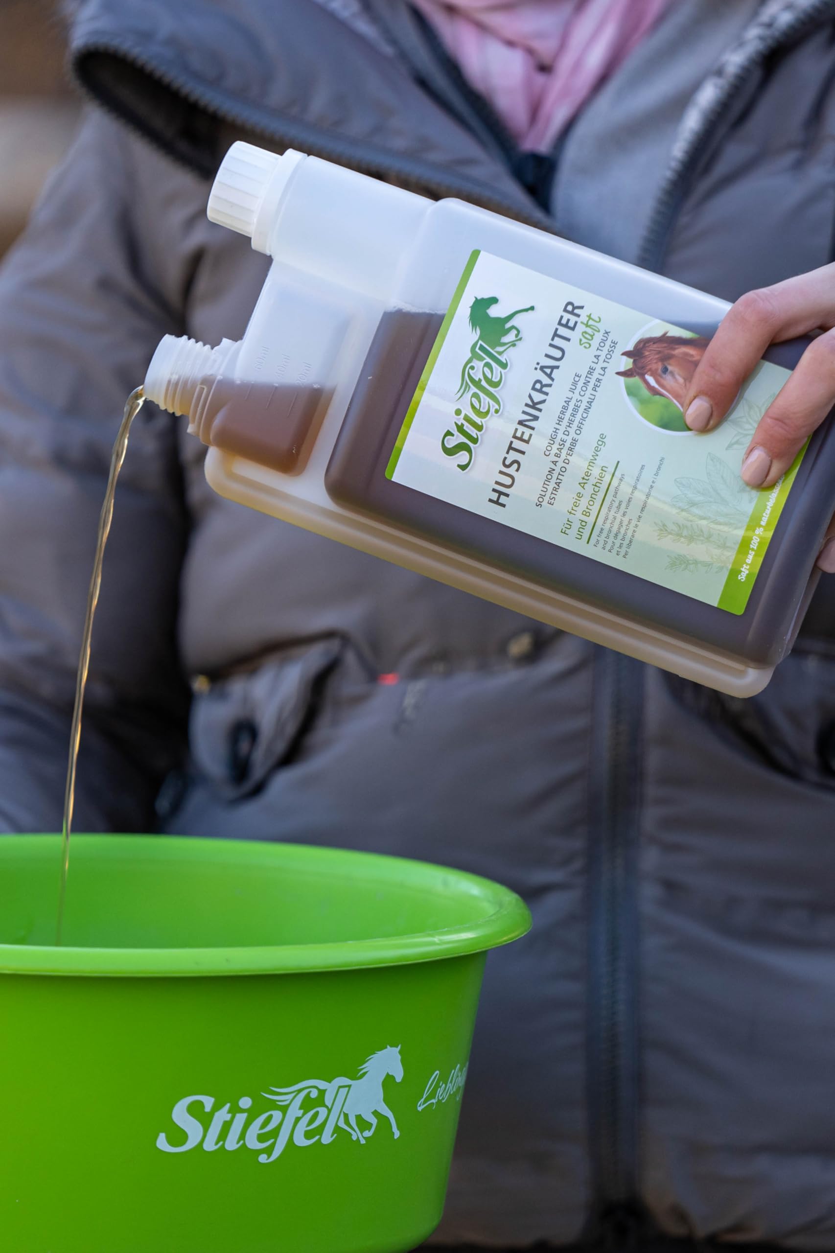 Stiefel Jugo de hierbas para la tos para caballos, hecho de una mezcla de hierbas 100% natural, puede ayudar a las vías respiratorias y bronquios, líquido con botella dosificadora, 1 litro