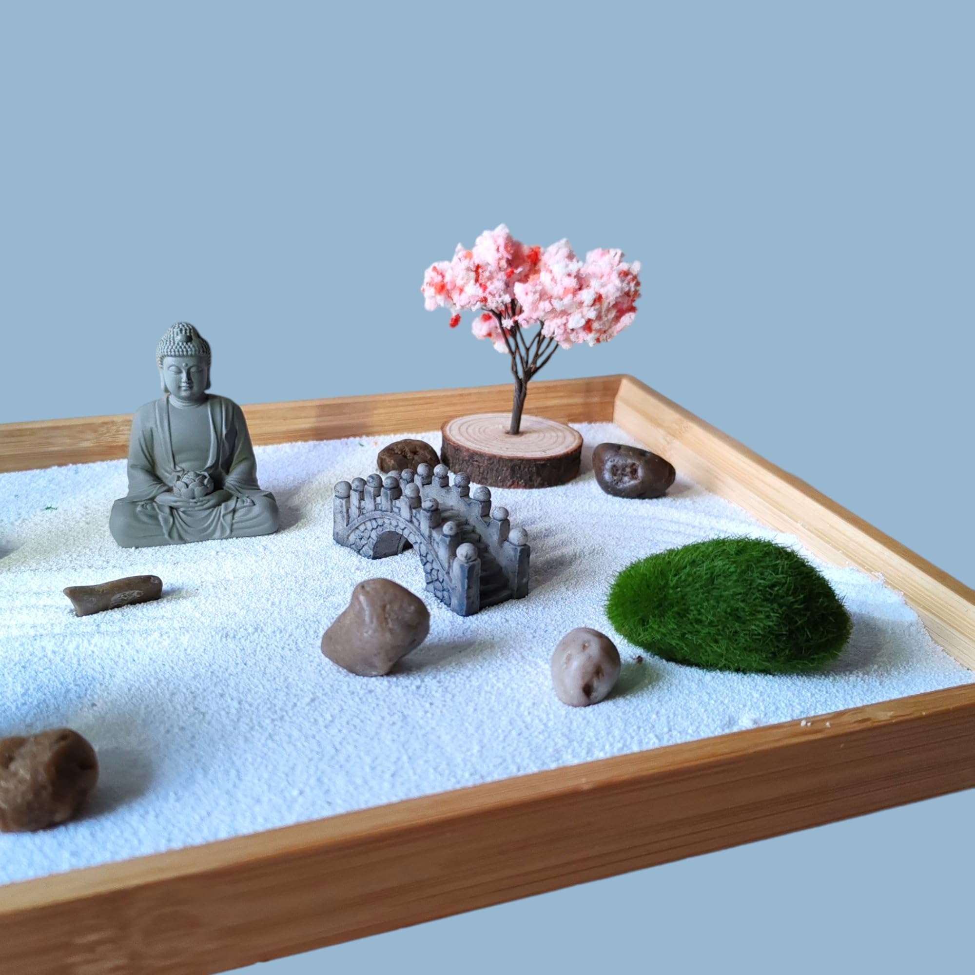 ZEN&TAO Vassoio Giardino Zen Giapponese In Bambù – Kit Completo Con Sabbia, Rastrello, Ponte, Lanterna E Albero, 28x19 Cm, Per Meditazione E Relax Da Scrivania