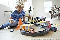 Vista 3 de Disney and Pixar Cars Pista de carreras Race Around Radiator Spring con auto de juguete Lightning McQueen con refuerzo de velocidad