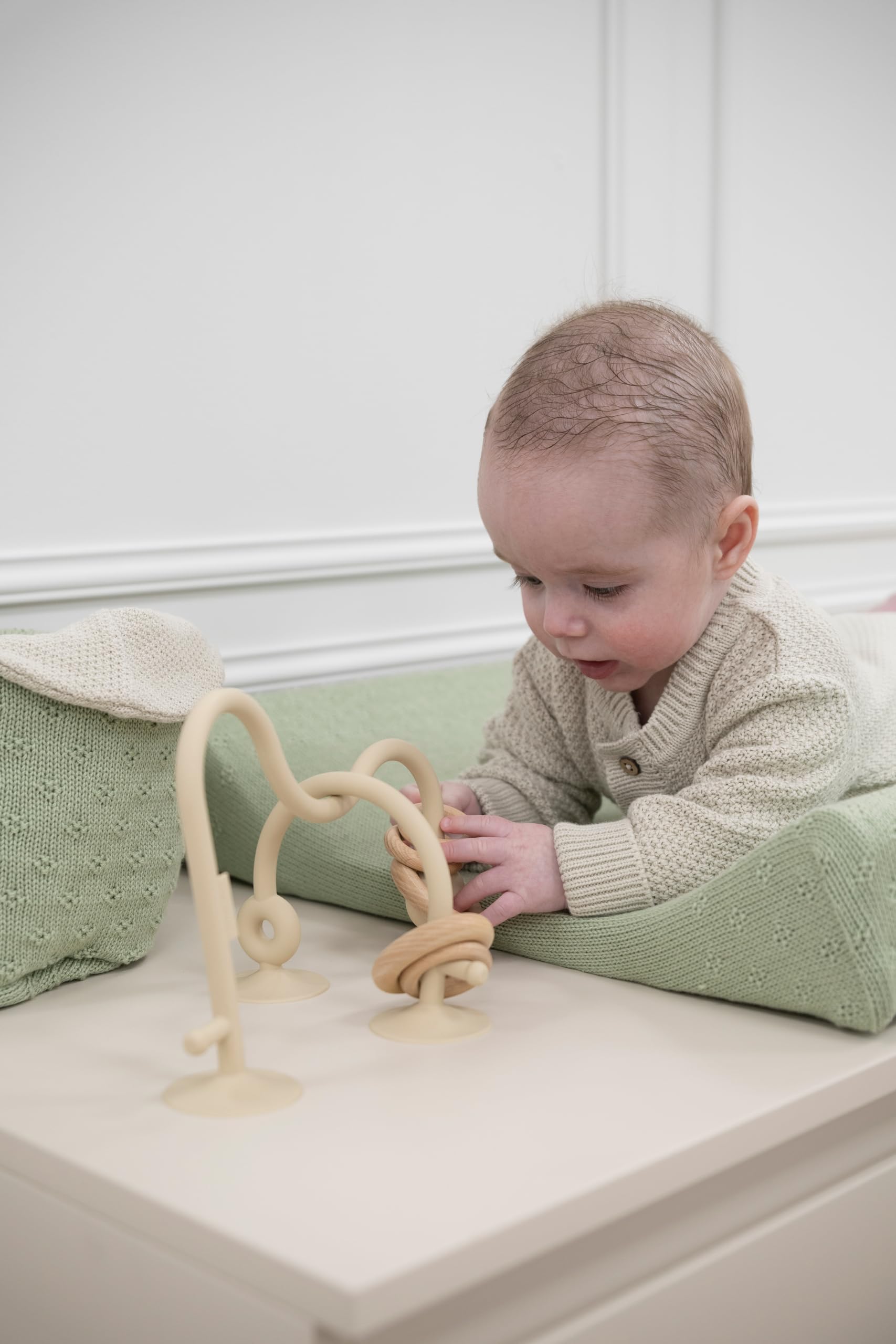 Baby's Only - Motorikschleife - Baby Motorikspielzeug - kugelbahn aus Silikonen und Holz - Kugel Labyrinth - Babyspielzeug für Jungen und Mädchen - Für 3 bis 18 Monaten - Urban Green