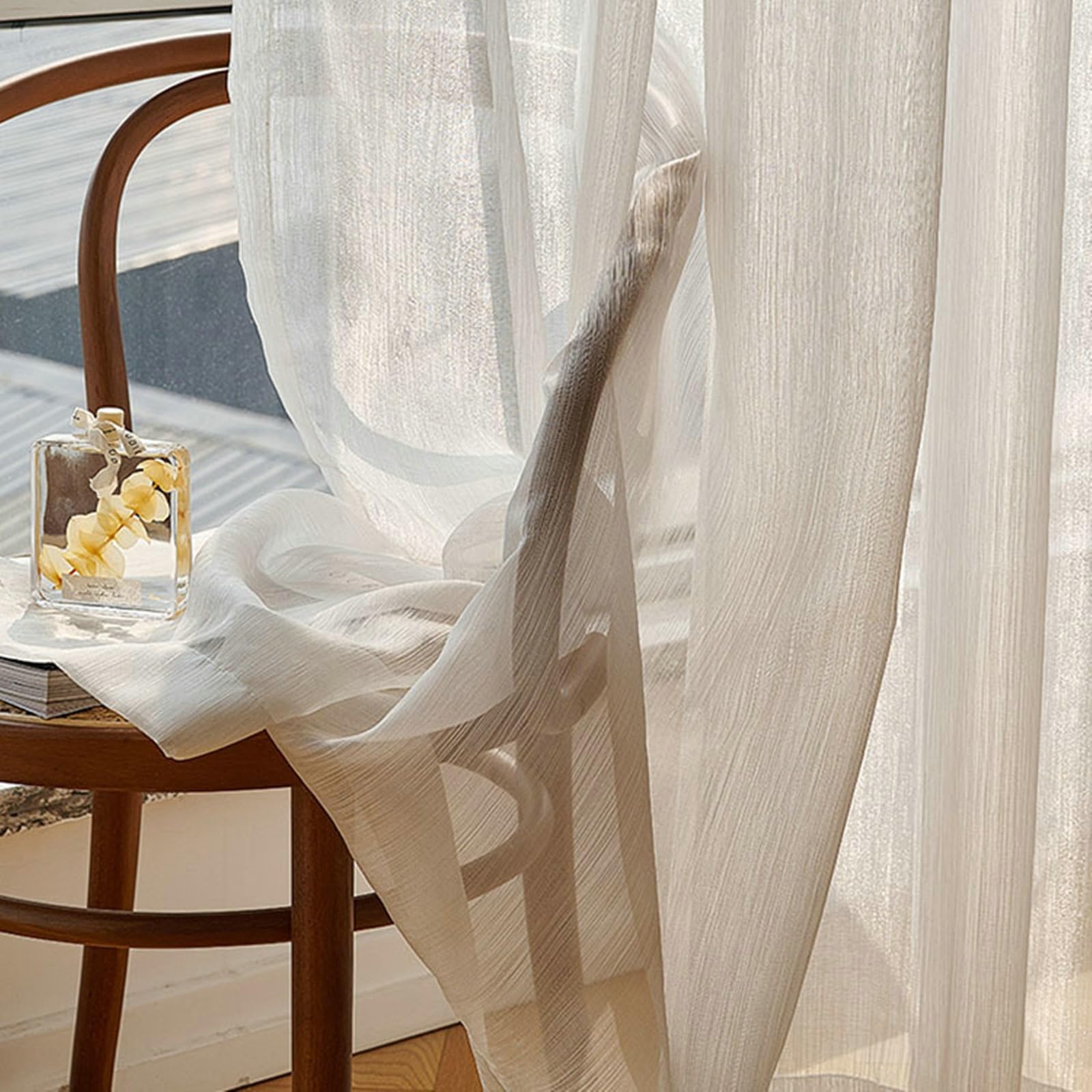Cortinas transparentes de salón para iluminar tus ventanas con elegancia blanca